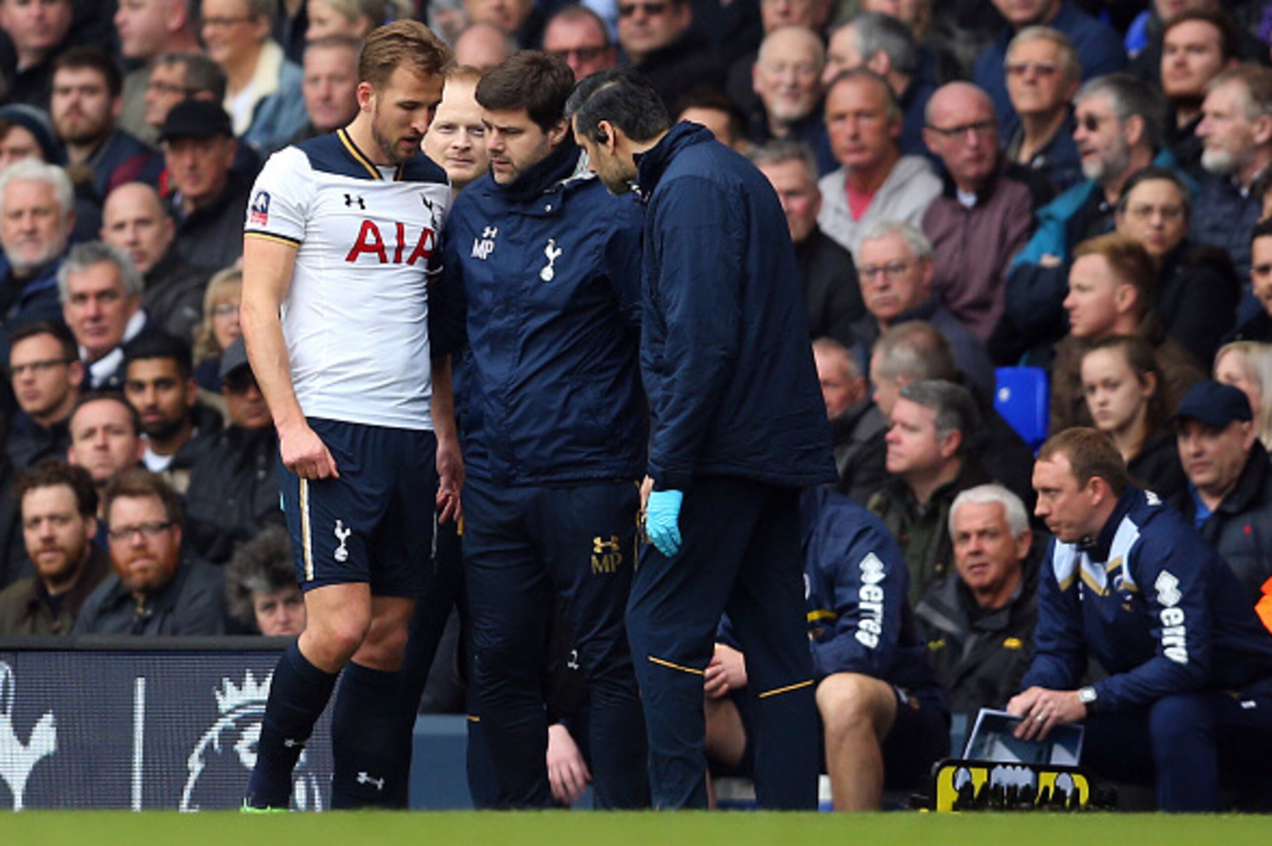 LONDON, ENGLAND - MARCH 12: An injured Harry Kane of Tottenham Hotspur talks to Mauricio Pochettino manager / head coach of Tottenham Hotspur before he leaves the pitch during The Emirates FA Cup Quarter-Final match between Tottenham Hotspur and Millwall 