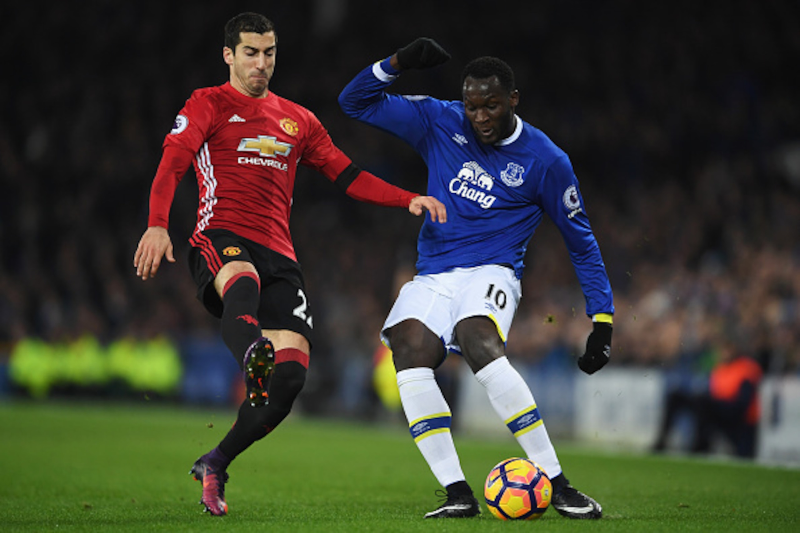 LIVERPOOL, ENGLAND - DECEMBER 04: Romelu Lukaku of Everton beats Henrikh Mkhitaryan of Manchester United during the Premier League match between Everton and Manchester United at Goodison Park on December 4, 2016 in Liverpool, England. (Photo by Laurence LIVERPOOL, ENGLAND - DECEMBER 04: Romelu Lukaku of Everton beats Henrikh Mkhitaryan of Manchester United during the Premier League match between Everton and Manchester United at Goodison Park on December 4, 2016 in Liverpool, England. (Photo by Laurence