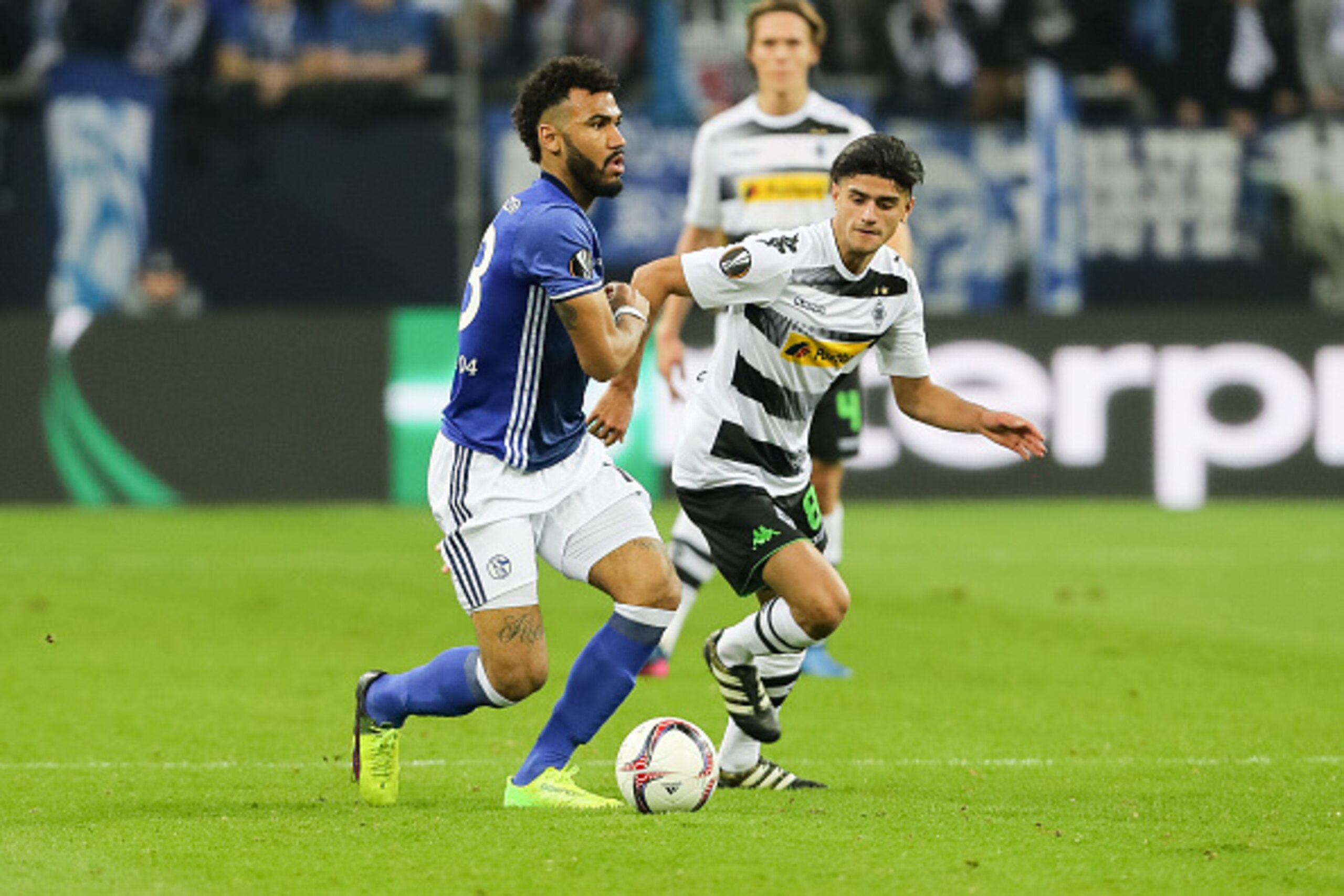 GELSENKIRCHEN, GERMANY - MARCH 09: Eric Maxim Choupo-Moting of Schalke and Mahmoud Dahoud of Borussia Moenchengladbach battle for the ball during the UEFA Europa League Round of 16 first leg match between FC Schalke 04 and Borussia Moenchengladbach at Vel GELSENKIRCHEN, GERMANY - MARCH 09: Eric Maxim Choupo-Moting of Schalke and Mahmoud Dahoud of Borussia Moenchengladbach battle for the ball during the UEFA Europa League Round of 16 first leg match between FC Schalke 04 and Borussia Moenchengladbach at Vel