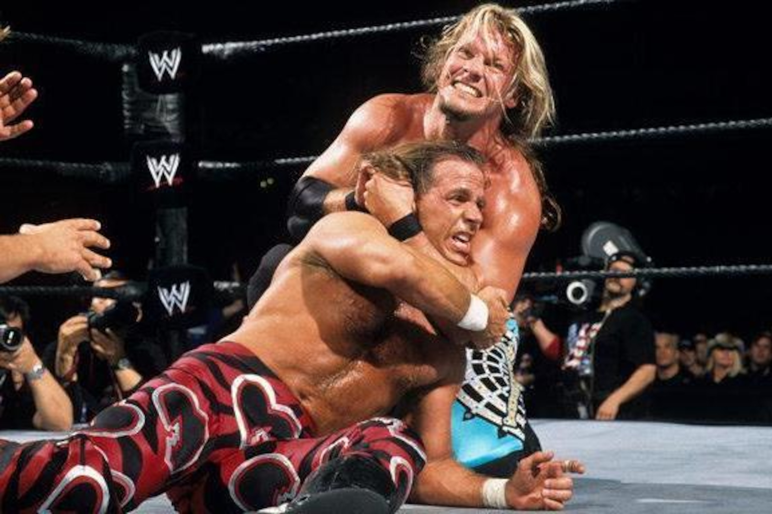 Chris Jericho grounds Shawn Michaels with a chinlock at WrestleMania XIX.
