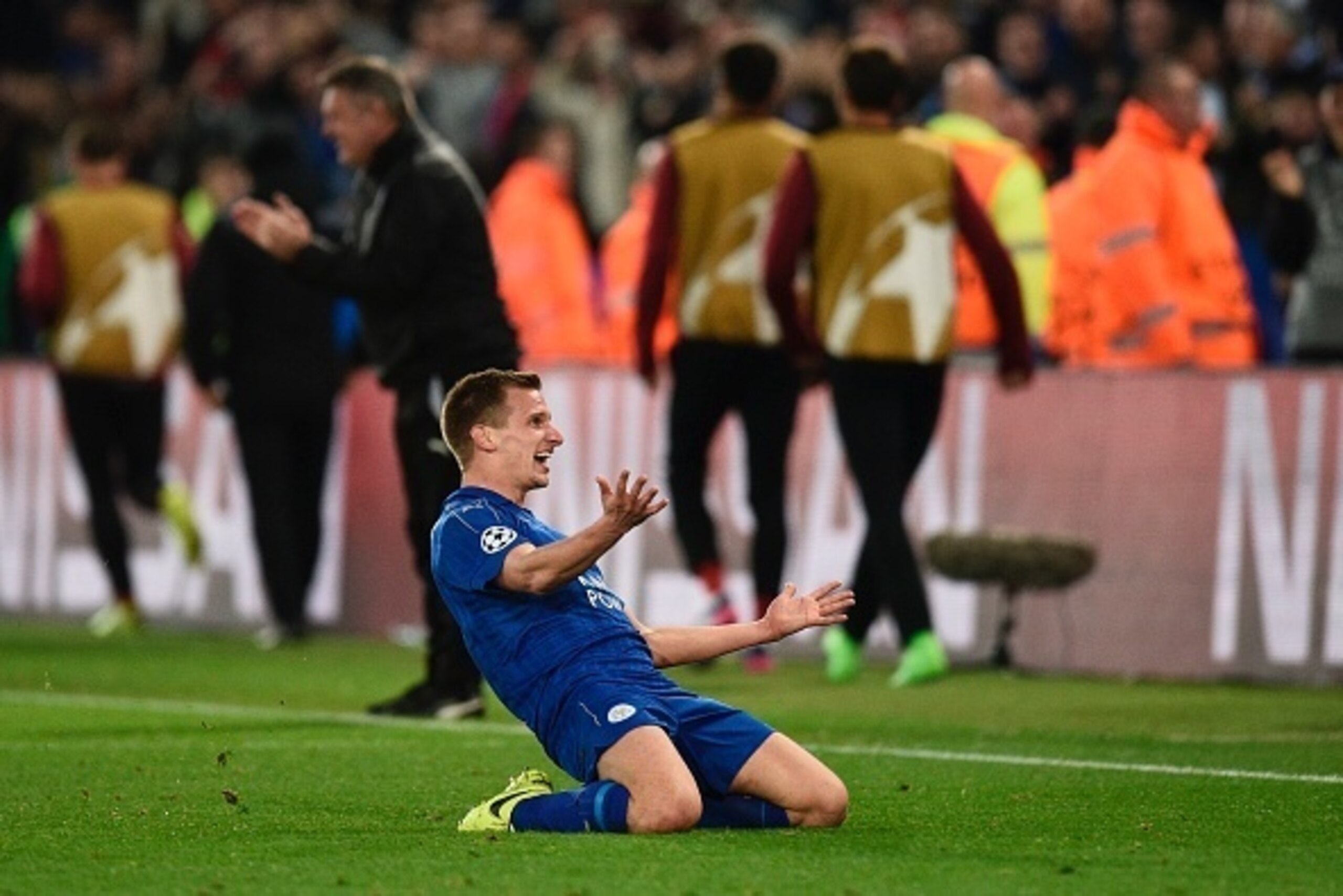 Leicester City's English midfielder Marc Albrighton celebrates scoring their second goal during the UEFA Champions League round of 16 second leg football match between Leicester City and Sevilla at the King Power Stadium on March 14, 2017. / AFP PHOTO / O