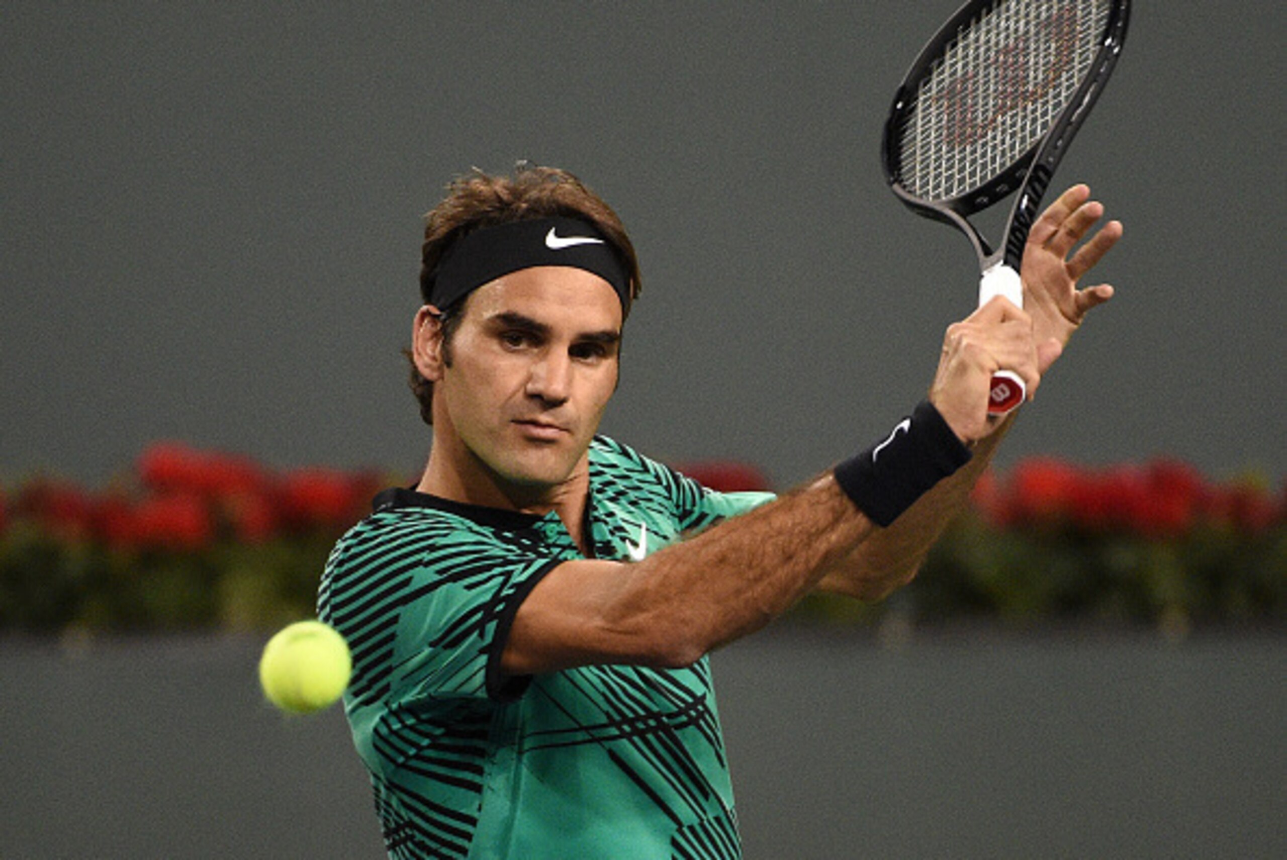 INDIANS WELLS, CA - MARCH 12: Roger Federer of Switzerland hits a backhand against Stephane Robert of France at the BNP Paribas Open at Indian Wells Tennis Garden on March 12, 2017 in Indian Wells, California. (Photo by Kevork Djansezian/Getty Images)