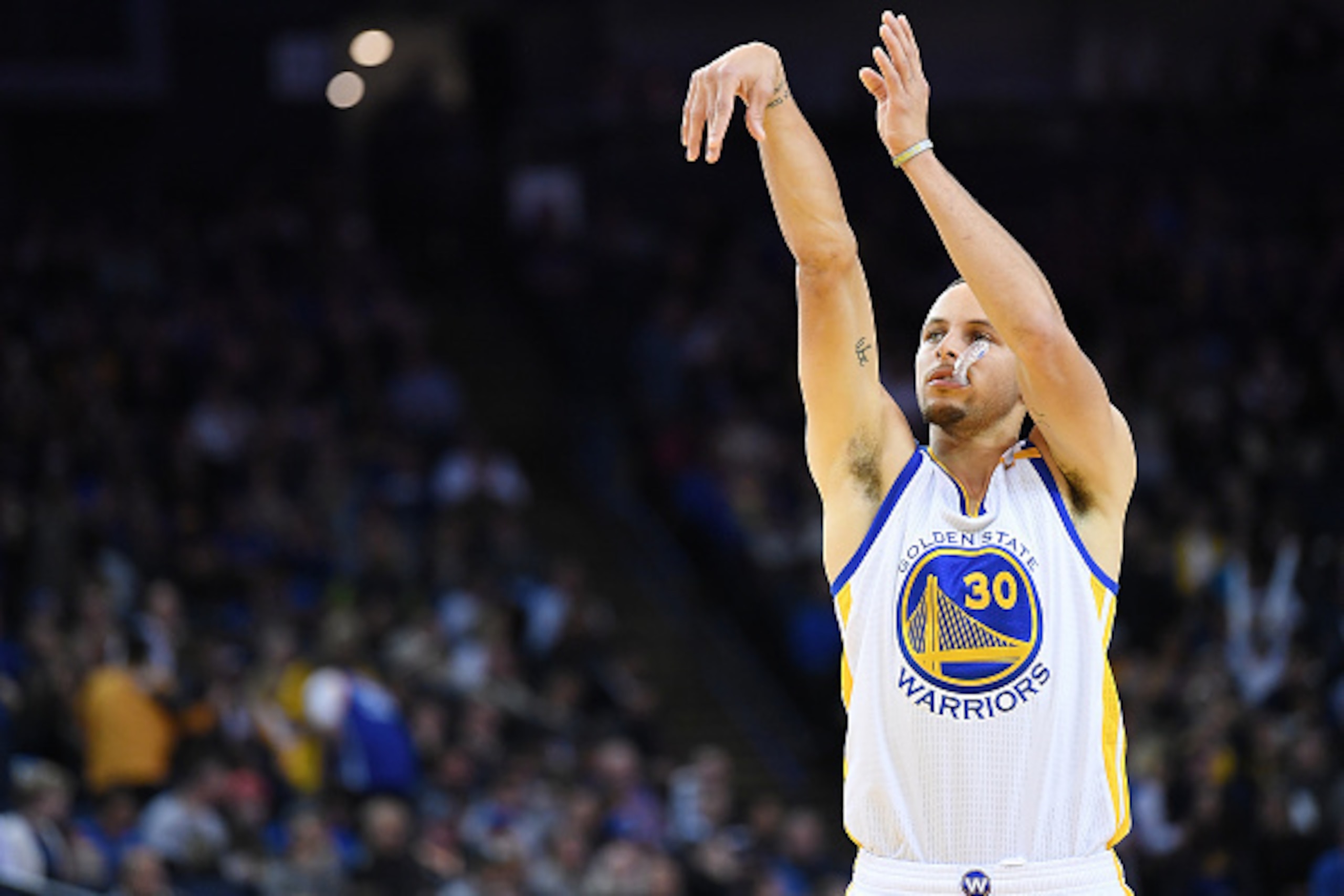 OAKLAND, CA - FEBRUARY 23:  Stephen Curry #30 of the Golden State Warriors shoots a technical foul shot against the LA Clippers during an NBA basketball game at ORACLE Arena on February 23, 2017 in Oakland, California. NOTE TO USER: User expressly acknowl
