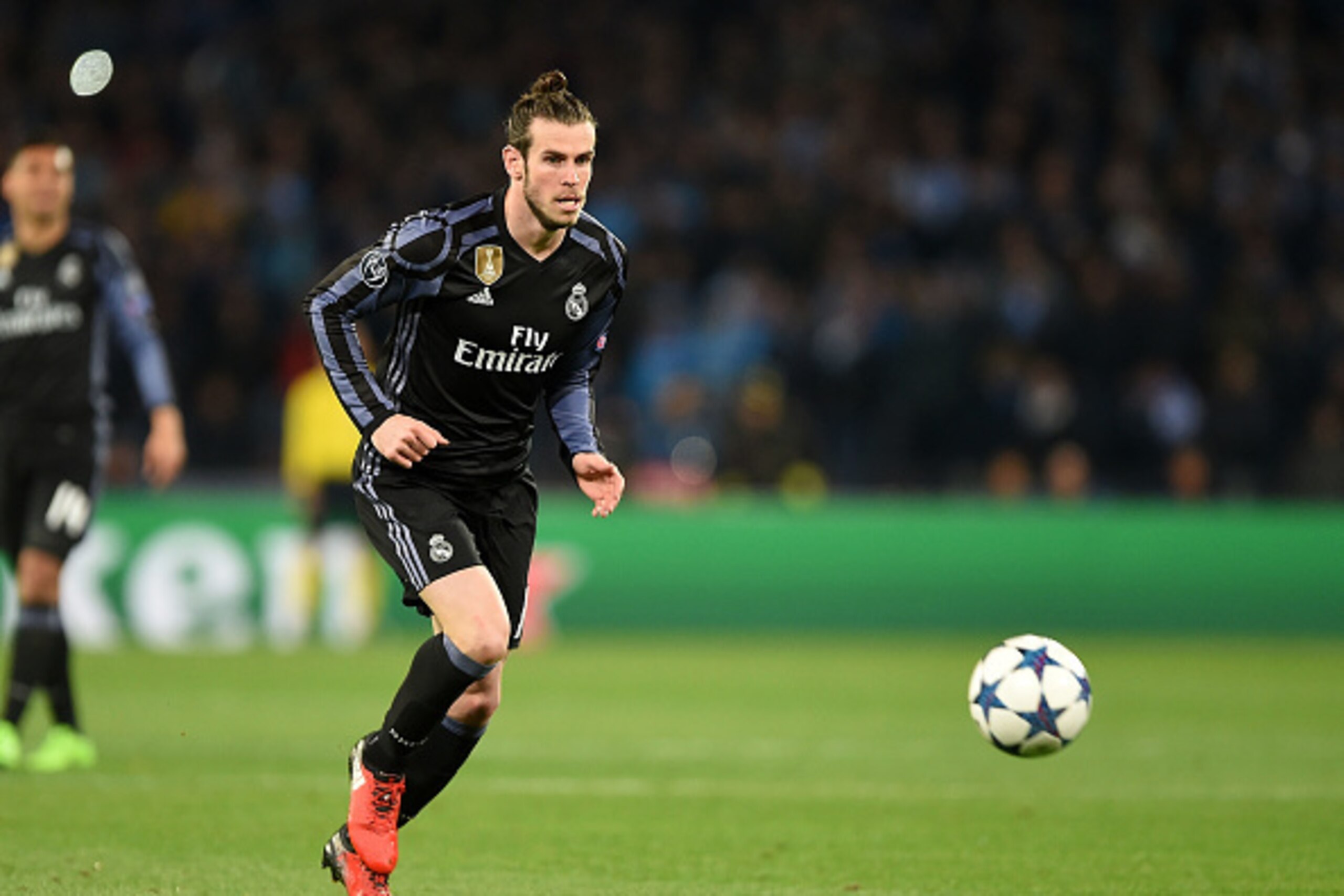 NAPLES, ITALY - MARCH 07:  Gareth Bale of Real Madrid CF during the UEFA Champions League Round of 16 second leg match between SSC Napoli and Real Madrid CF at Stadio San Paolo on March 7, 2017 in Naples, Italy.  (Photo by Francesco Pecoraro/Getty Images)
