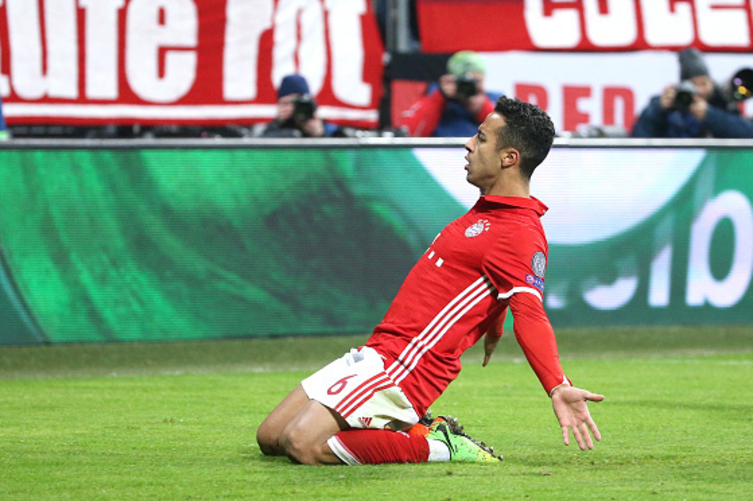 MUNICH, GERMANY - FEBRUARY 15: Thiago Alcantara of Bayern Munich celebrates his goal during the UEFA Champions League Round of 16 first leg match between FC Bayern Muenchen (Bayern Munich) and Arsenal FC at Allianz Arena on February 15, 2017 in Munich, Ge