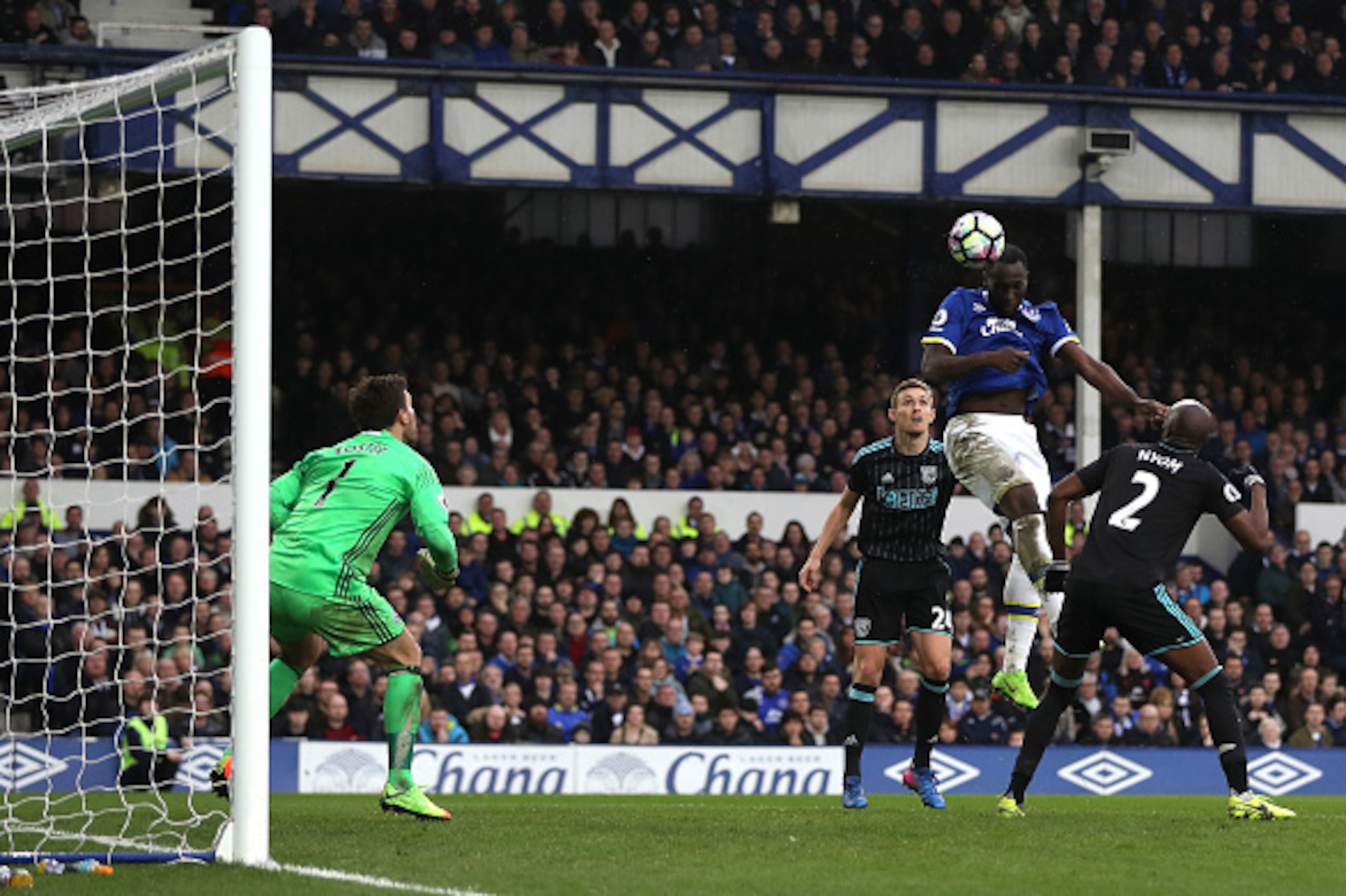 LIVERPOOL, ENGLAND - MARCH 11: Romelu Lukaku of Everton scores his sides third goal during the Premier League match between Everton and West Bromwich Albion at Goodison Park on March 11, 2017 in Liverpool, England. (Photo by Mark Robinson/Getty Images) LIVERPOOL, ENGLAND - MARCH 11: Romelu Lukaku of Everton scores his sides third goal during the Premier League match between Everton and West Bromwich Albion at Goodison Park on March 11, 2017 in Liverpool, England. (Photo by Mark Robinson/Getty Images)