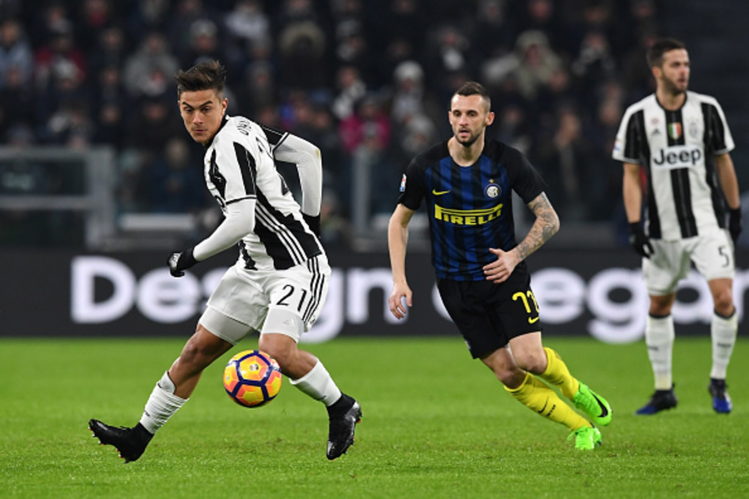 TURIN, ITALY - FEBRUARY 05:  Paulo Dybala (L) of Juventus FC in action against Marcelo Brozovic of FC Internazionale during the Serie A match between Juventus FC and FC Internazionale at Juventus Stadium on February 5, 2017 in Turin, Italy.  (Photo by Val