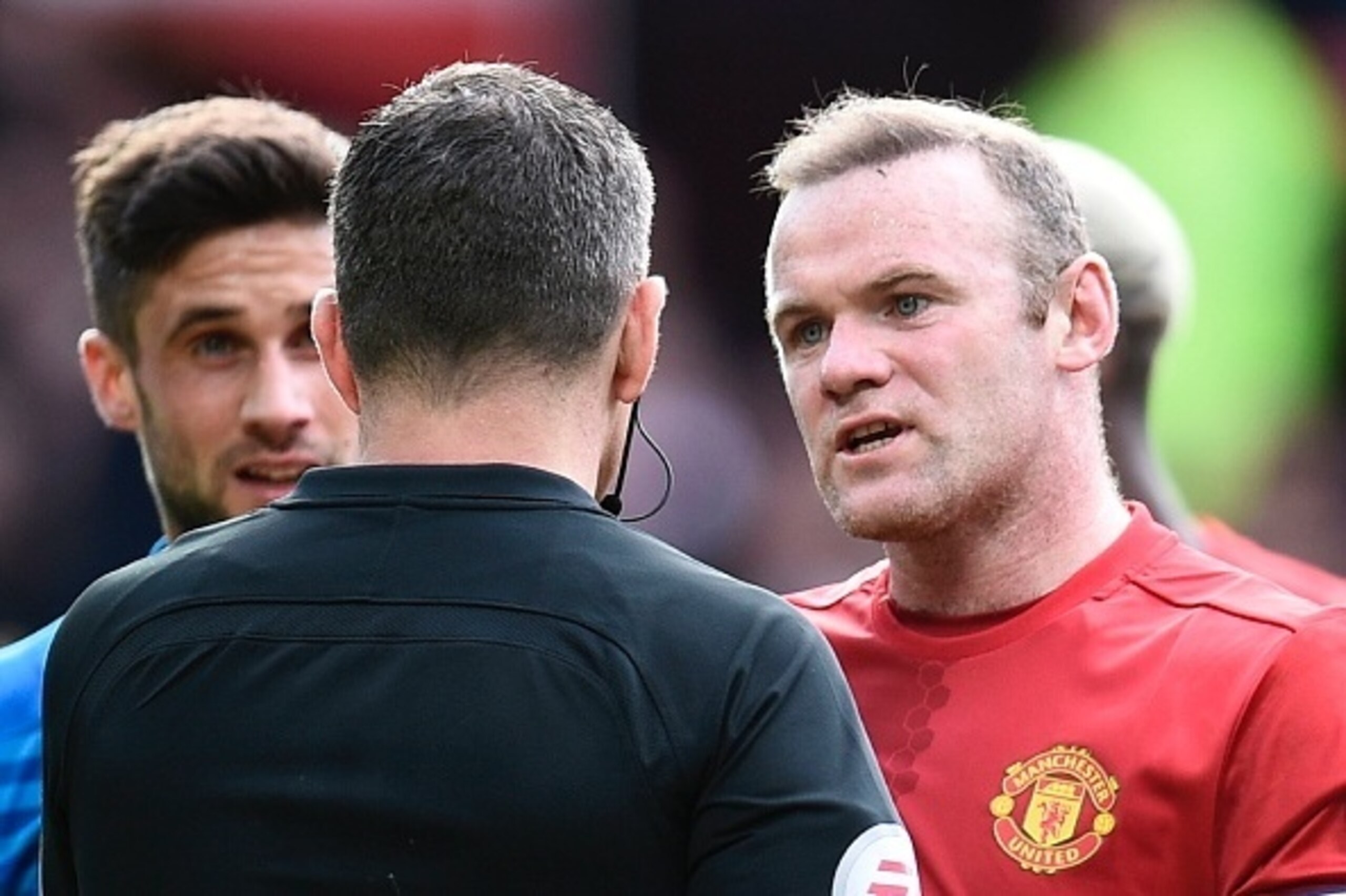 English referee Kevin Friend speaks with Manchester United's English striker Wayne Rooney (R) during the English Premier League football match between Manchester United and Bournemouth at Old Trafford in Manchester, north west England, on March 4, 2017.
T