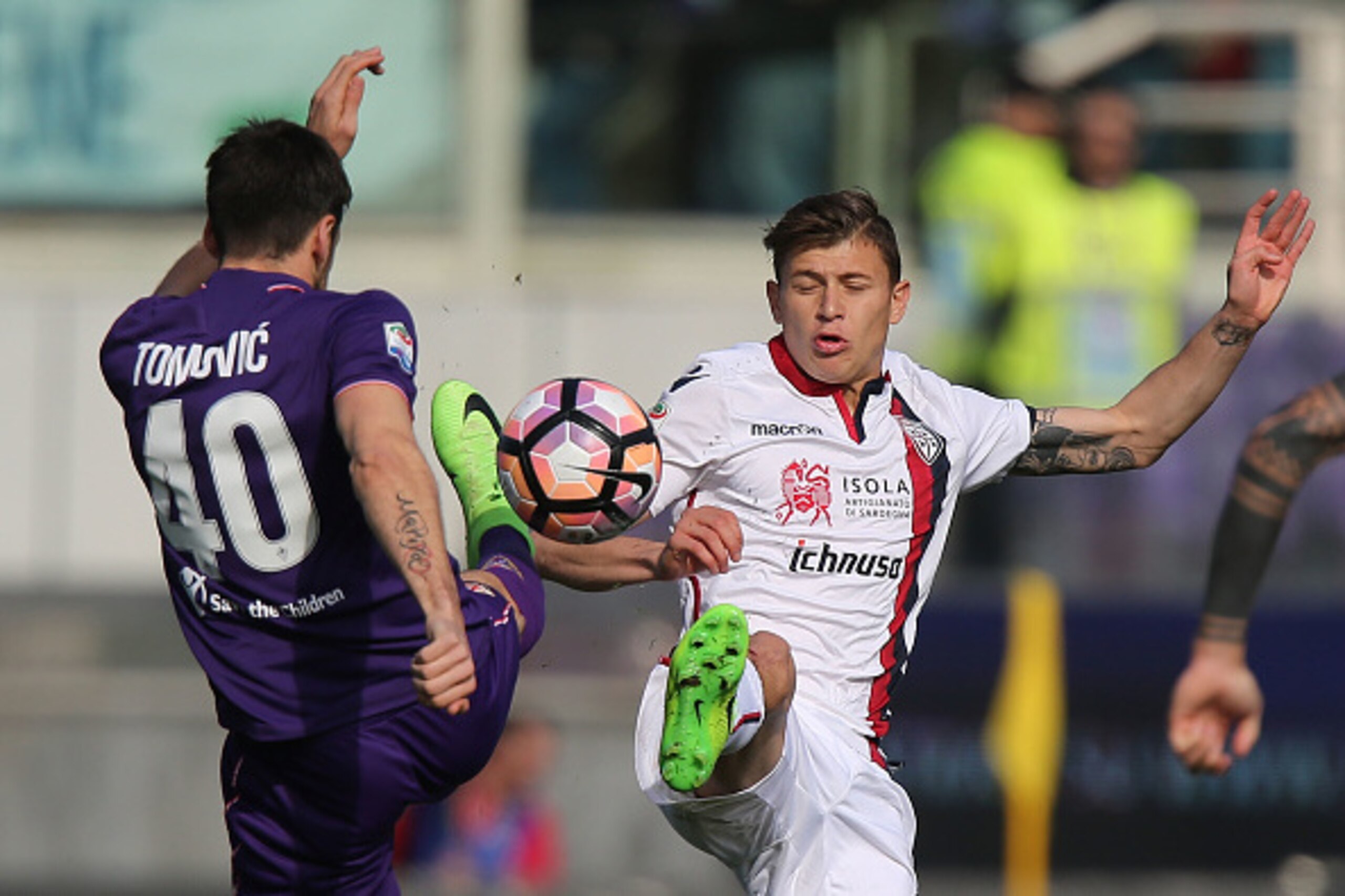 FLORENCE, ITALY - MARCH 12: Federico Bernardeschi of ACF Fiorentina in action against Nicolo' Barella of Cagliari Calcio during the Serie A match between ACF Fiorentina and Cagliari Calcio at Stadio Artemio Franchi on March 12, 2017 in Florence, Italy.  (
