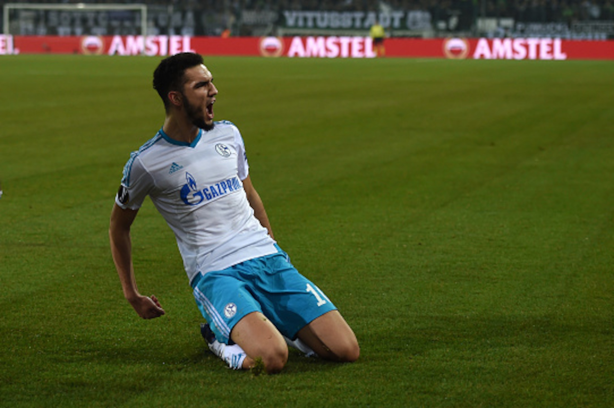 Schalke's Algerian midfielder Nabil Bentaleb celebrates scoring the 2-2 goal during the UEFA Europa League Round of 16, 2nd leg football match Borussia Moenchengladbach v FC Schalke 04 in Moenchengladbach, western Germany on March 16, 2017. / AFP PHOTO / 