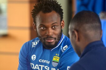 Former AC Milan, Real Madrid and Chelsea midfielder Michael Essien of Ghana (L) takes part in a ceremony announcing his joining of the Indonesian football club Persib in Bandung on March 14, 2017.
Essien has officially joined Indonesian football club Pers