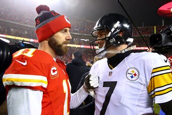 KANSAS CITY, MP - JANUARY 15: Quarterback Ben Roethlisberger #7 of the Pittsburgh Steelers and quarterback Alex Smith #11 of the Kansas City Chiefs talk  on the field post game in the AFC Divisional Playoff game at Arrowhead Stadium on January 15, 2017 in