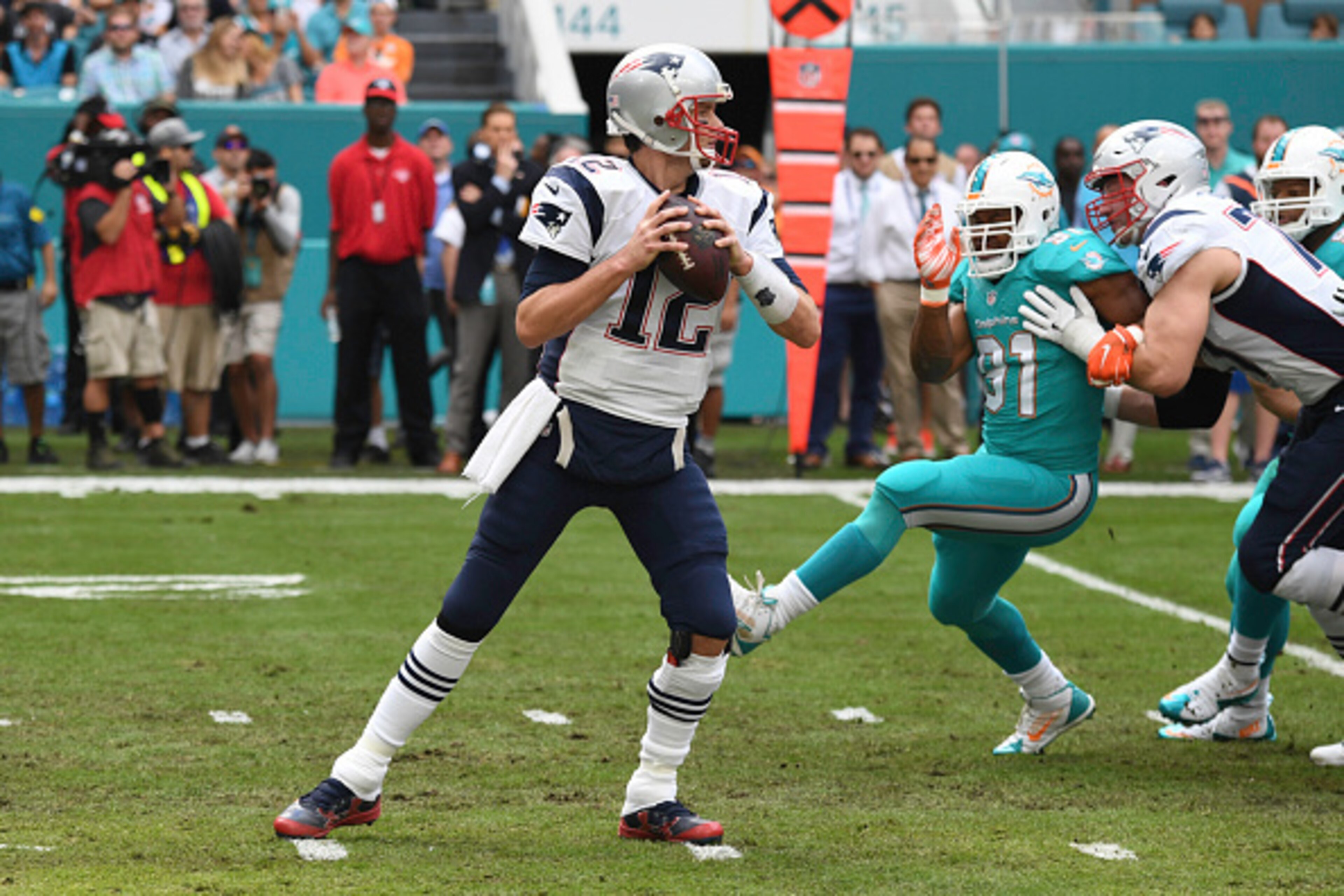 MIAMI GARDENS, FL - JANUARY 01:  Quarterback Tom Brady #12 of the New England Patriots looks for a receiver during a NFL game against the Miami Dolphins on January 1, 2017 at Hard Rock Stadium in Miami Gardens, Florida.  (Photo by Ron Elkman/Sports Imager