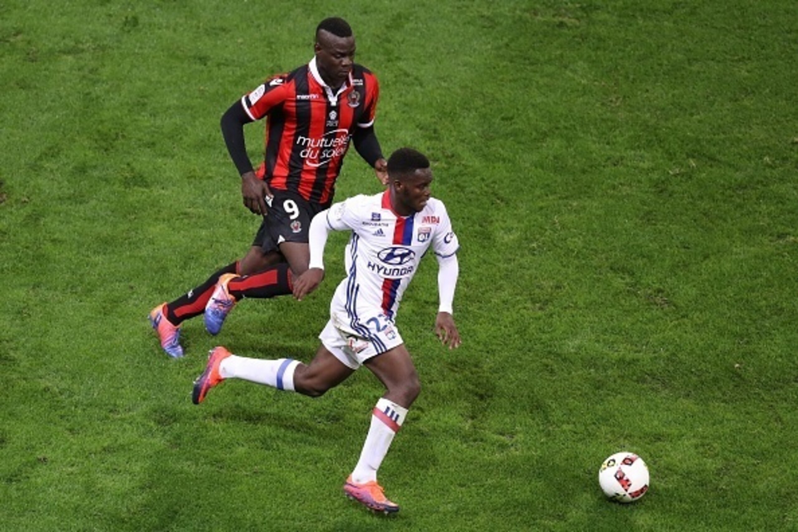 Nice's Italian forward Mario Balotelli (L) vies with Lyon's Jordy Gaspar (R) during the French L1 football match Nice (OGCN) vs Lyon (OL) on October 14, 2016 at the 'Allianz Riviera' stadium in Nice, southeastern France.  / AFP / VALERY HACHE        (Phot