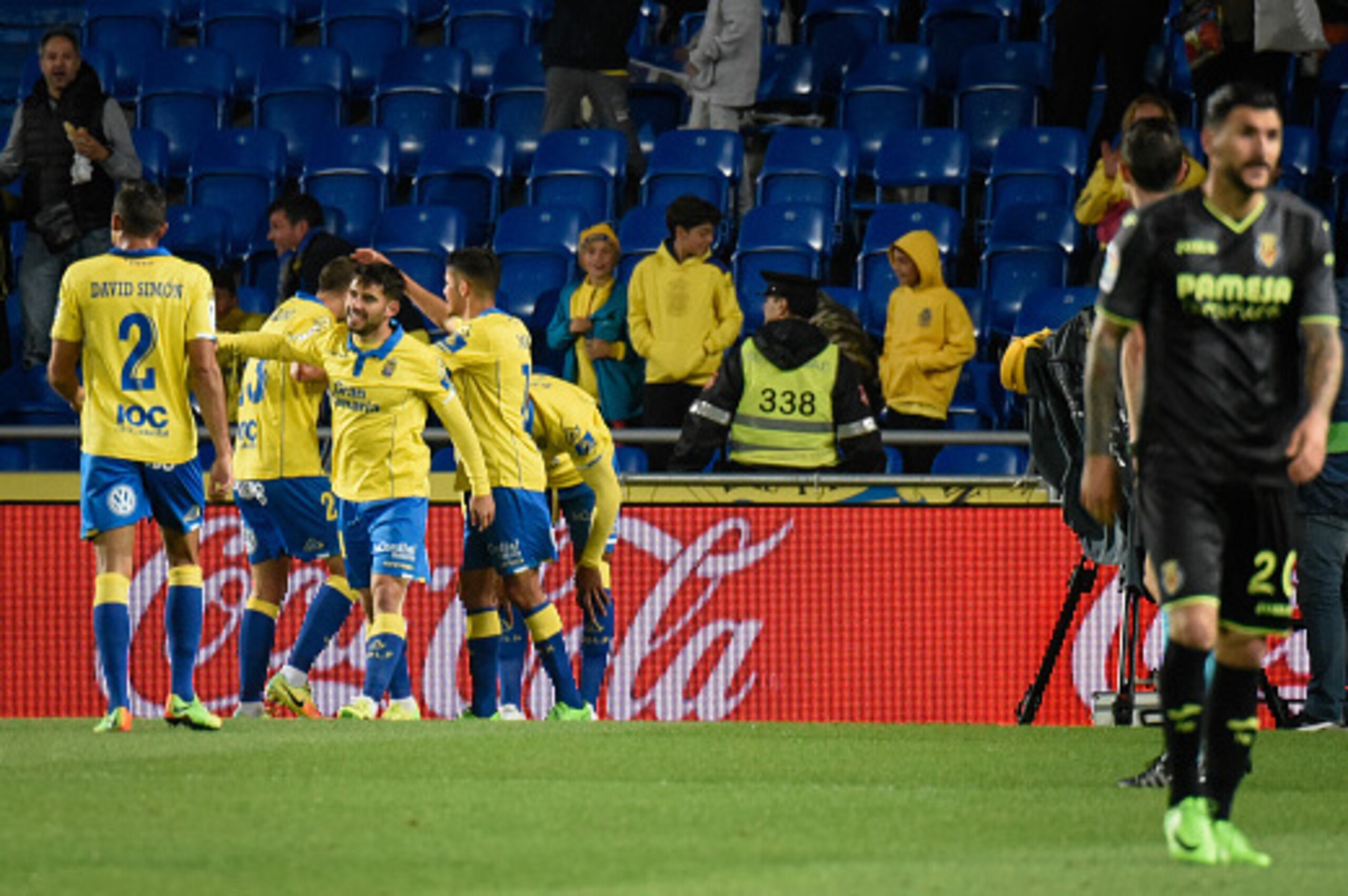 Las Palmas' players celebrate a goal  during the Spanish league football match UD Las Palmas vs Villarreal CF at the Gran Canaria stadium in Las Palmas de Gran Canaria on March 17, 2017. / AFP PHOTO / DESIREE MARTIN        (Photo credit should read DESIRE