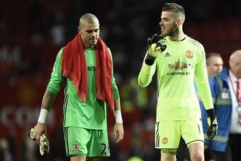 Manchester United's Spanish goalkeeper David de Gea (R) gestures as he talks with Middlesbrough's Spanish goalkeeper Víctor Valdes following the English Premier League football match between Manchester United and Middlesbrough at Old Trafford in Mancheste