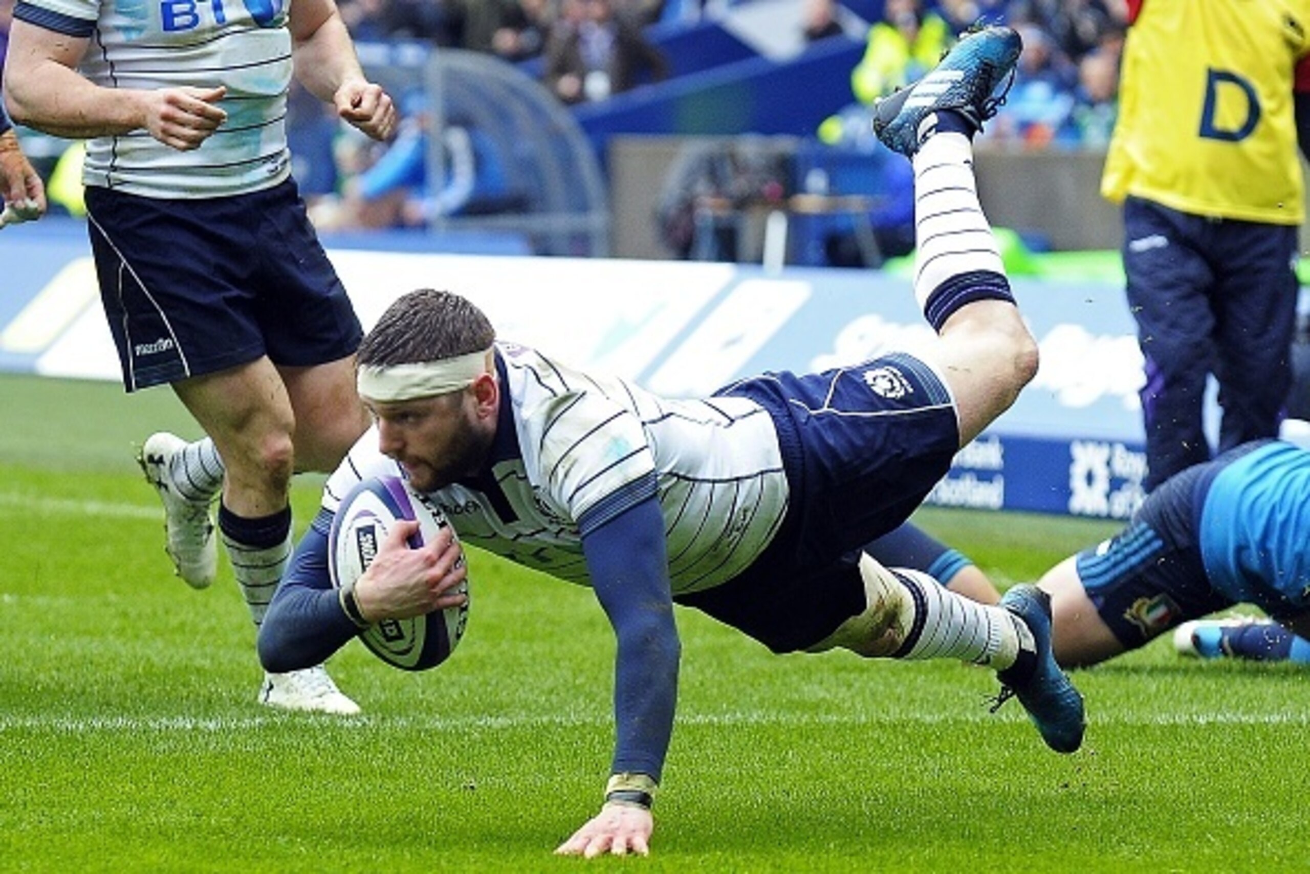 Scotland's fly-half Finn Russell dives over the line to score Scotland's first try during the Six Nations international rugby union match between Scotland and Italy at Murrayfield in Edinburgh, Scotland on March 18, 2017. / AFP PHOTO / ANDY BUCHANAN Scotland's fly-half Finn Russell dives over the line to score Scotland's first try during the Six Nations international rugby union match between Scotland and Italy at Murrayfield in Edinburgh, Scotland on March 18, 2017. / AFP PHOTO / ANDY BUCHANAN