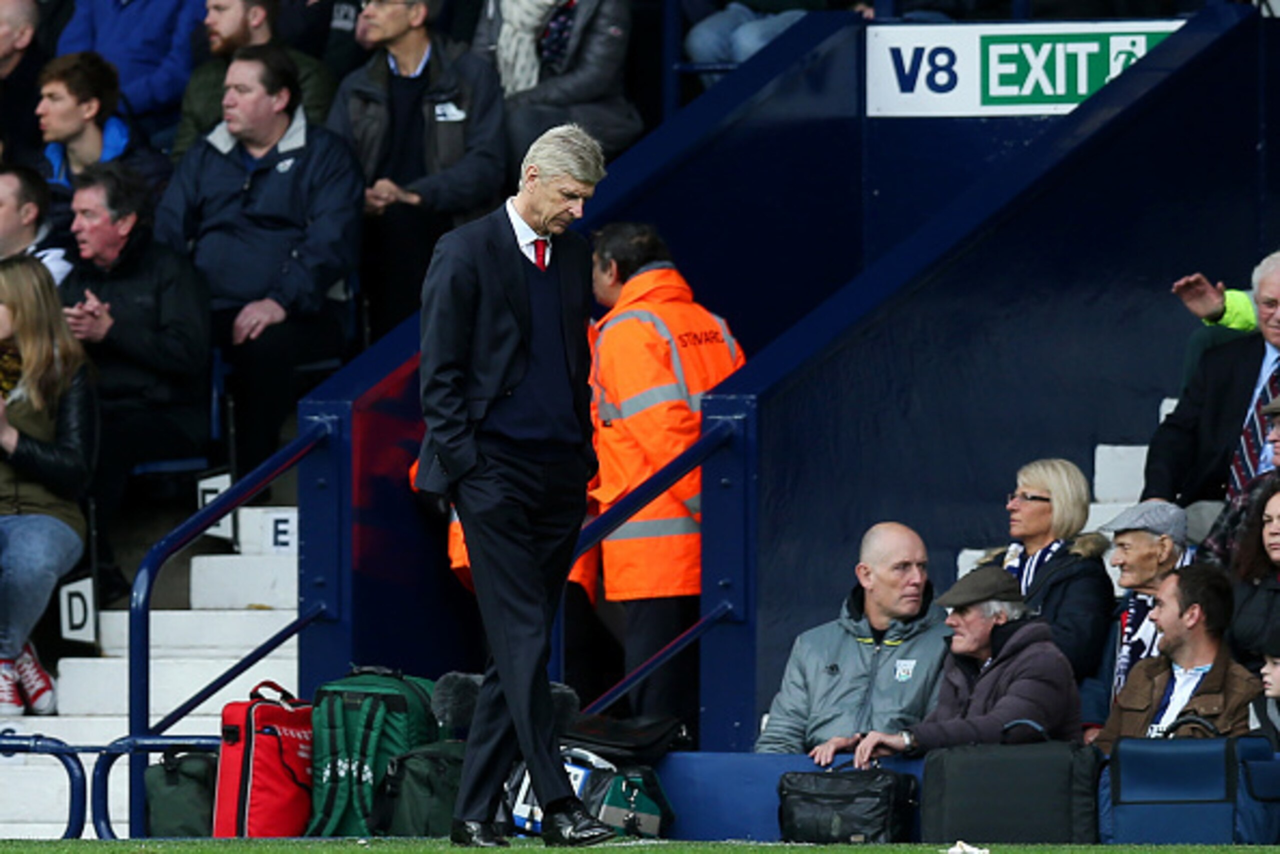WEST BROMWICH, ENGLAND - MARCH 18:  Arsene Wenger, Manager of Arsenal looks dejected during the Premier League match between West Bromwich Albion and Arsenal at The Hawthorns on March 18, 2017 in West Bromwich, England.  (Photo by Alex Morton/Getty Images