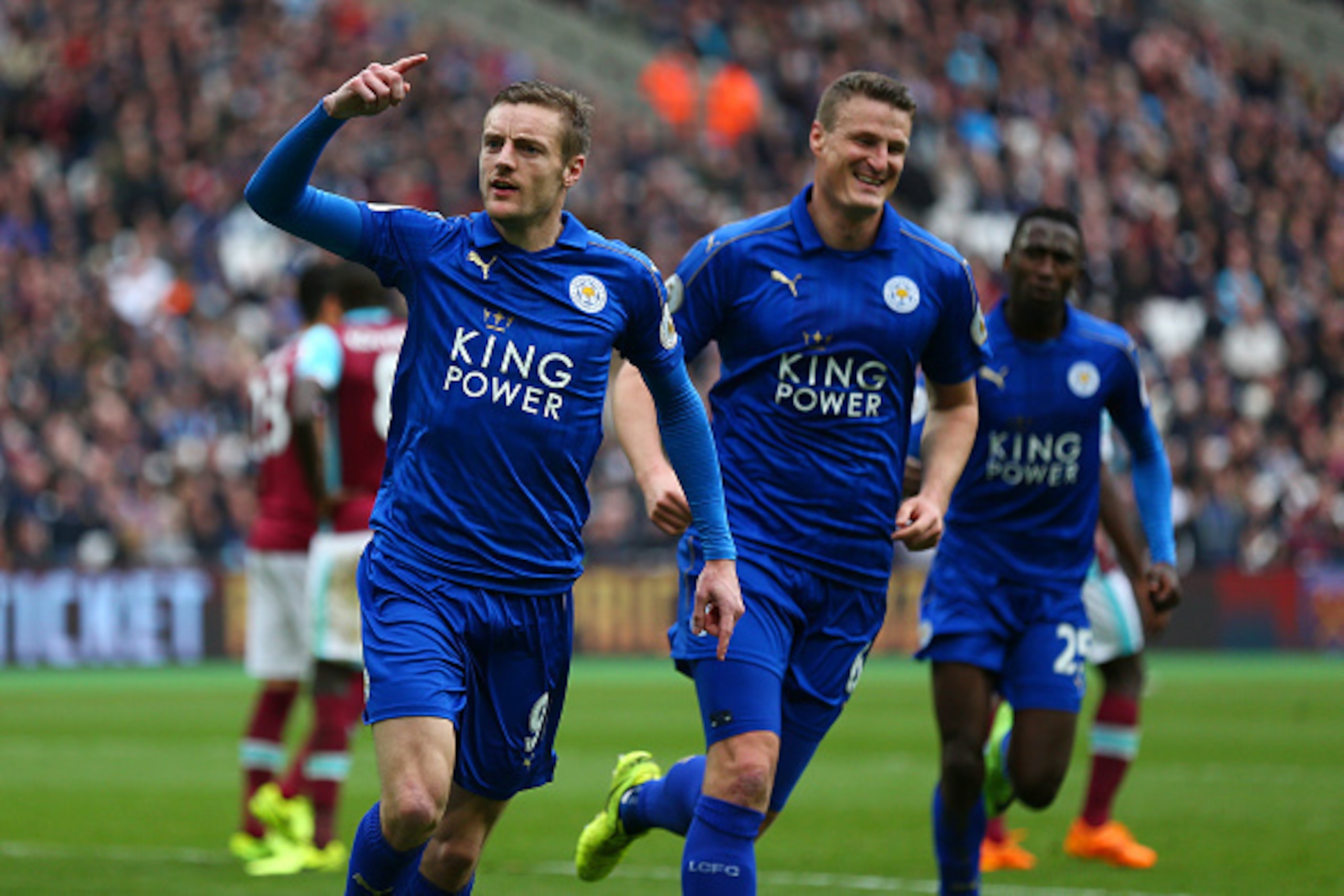 STRATFORD, ENGLAND - MARCH 18:  Jamie Vardy of Leicester City celebrates scoring his sides third goal during the Premier League match between West Ham United and Leicester City at London Stadium on March 18, 2017 in Stratford, England.  (Photo by Steve Ba