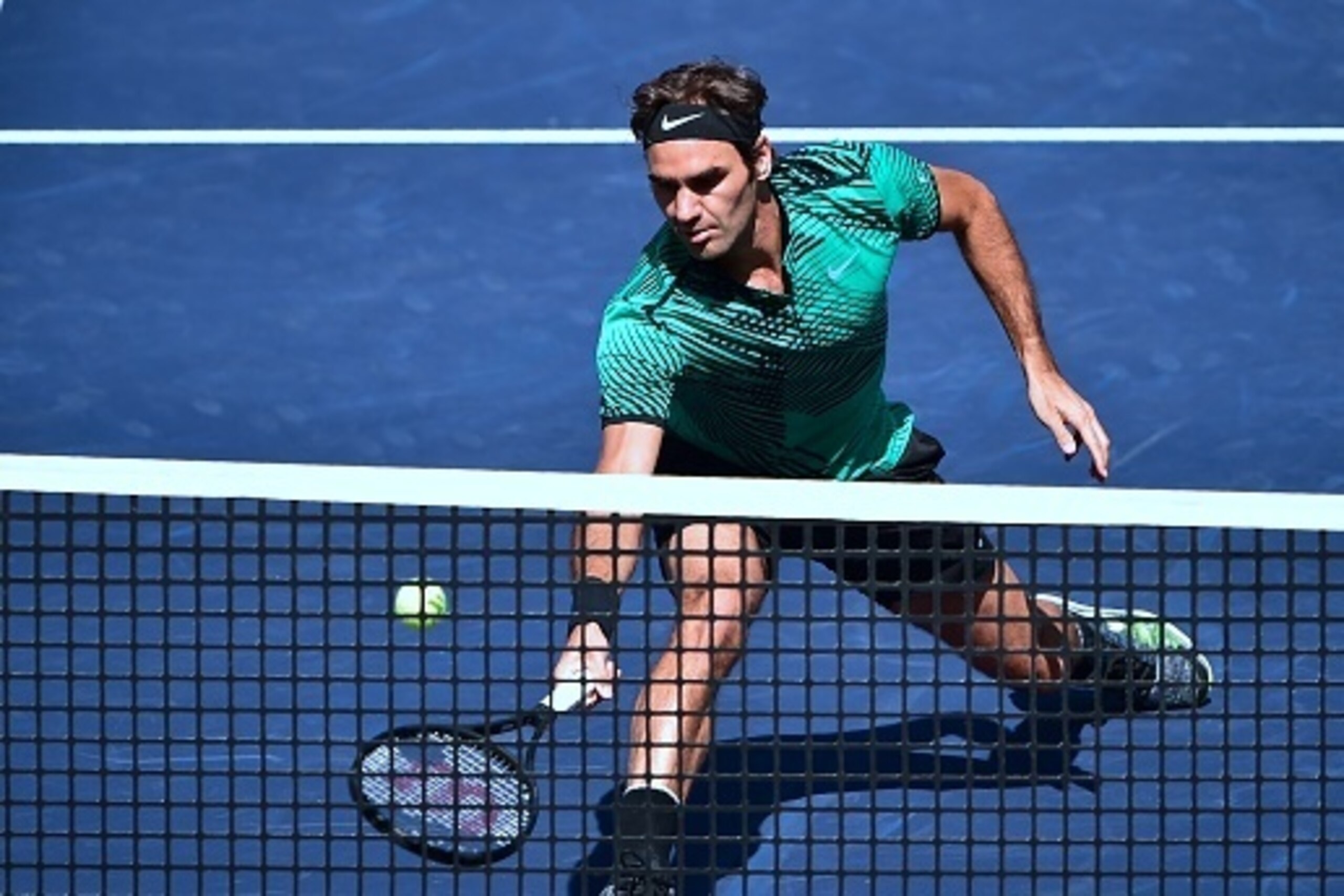 Roger Federer of Switzerland reaches for a forehand return to Jack Sock of the US during their men's semifinal ATP Indian Wells Masters in Indian Wells, California on March 18, 2017. / AFP PHOTO / FREDERIC J. BROWN        (Photo credit should read FREDERI