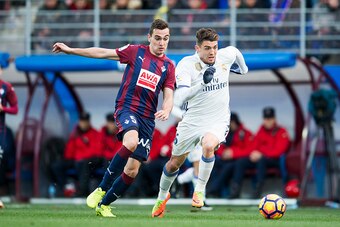 EIBAR, SPAIN - MARCH 04:  Mateo Kovacic of Real Madrid duels for the ball with Gonzalo Escalante of SD Eibar during the La Liga match between SD Eibar and Real Madrid at Ipurua Municipal Stadium on March 4, 2017 in Eibar, Spain.  (Photo by Juan Manuel Ser