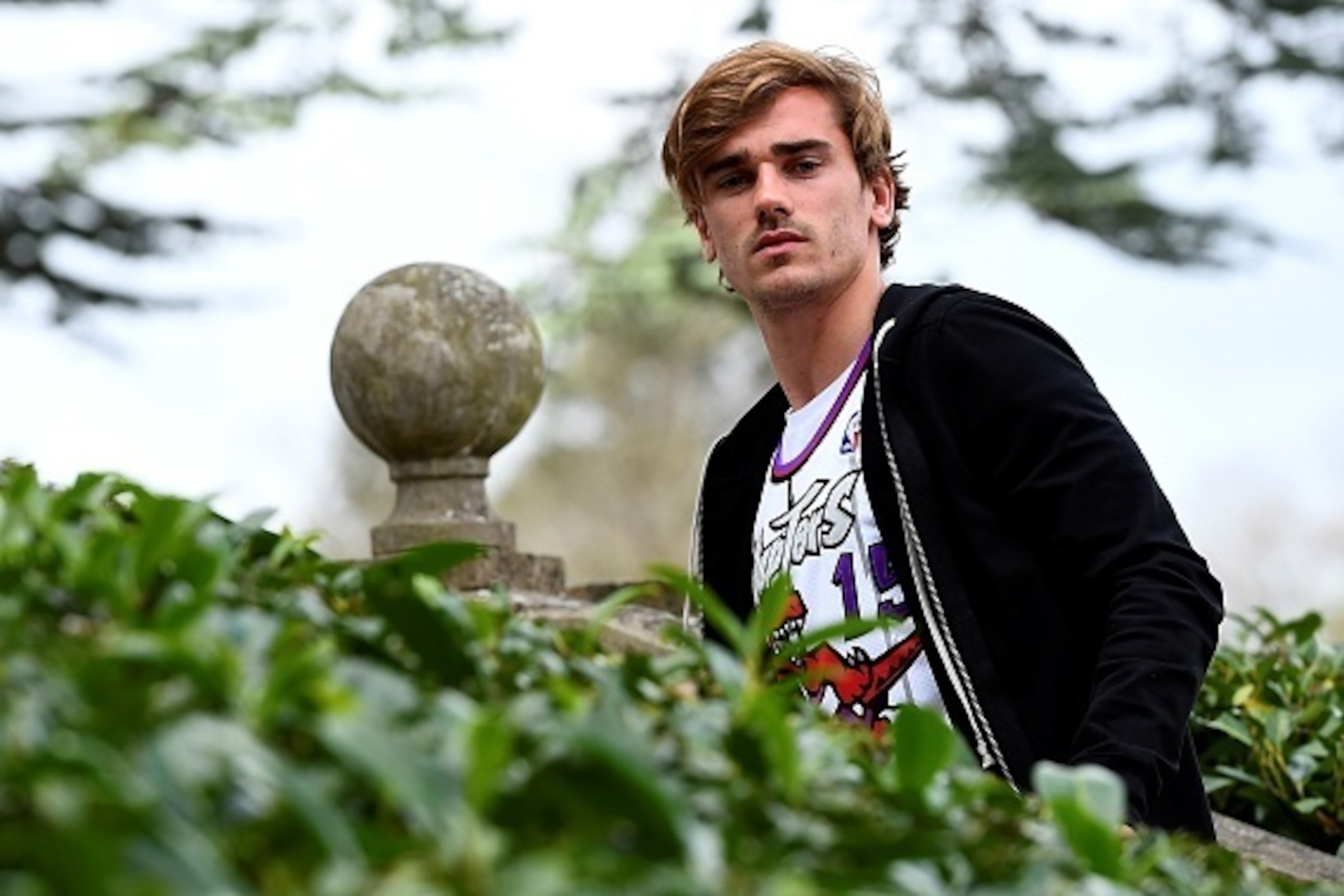 France's forward Antoine Griezmann arrives at the French national football team training base in Clairefontaine near Paris, on March 20, 2017, as part of the team's preparation for the upcoming World Cup 2018 qualifiers.  / AFP PHOTO / FRANCK FIFE        