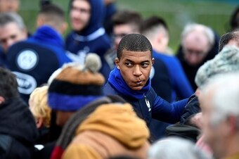 French national football team forward Kylian Mbappe (C) looks on before a training session on March 20, 2017, in Clairefontaine near Paris as part of the team's preparation for the upcoming World Cup 2018 qualifiers.   / AFP PHOTO / FRANCK FIFE        (Ph