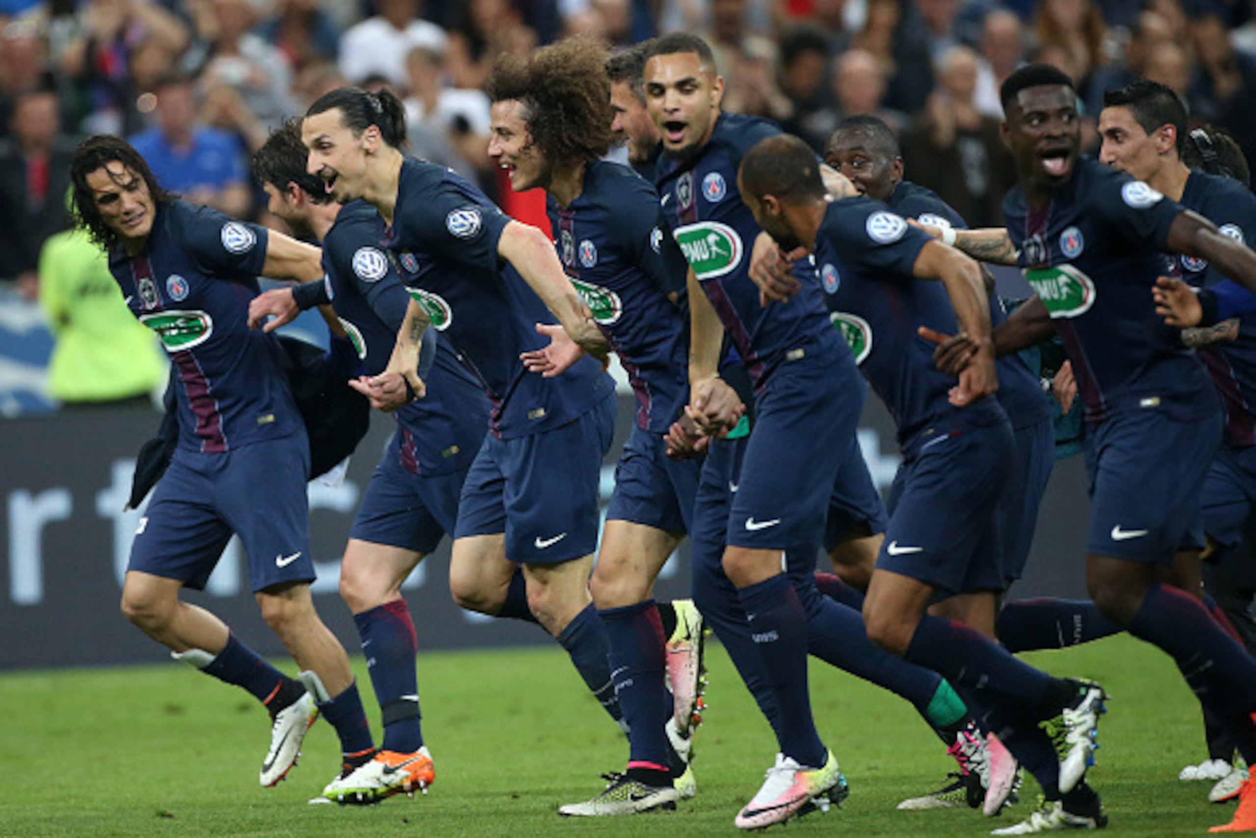 PARIS, FRANCE - MAY 21: Edinson Cavani, Zlatan Ibrahimovic, David Luiz, Layvin Kurzawa, Serge Aurier of PSG and teammates celebrate winning the French Cup following the French Cup Final match between Paris Saint-Germain (PSG) and Olympique de Marseille (O