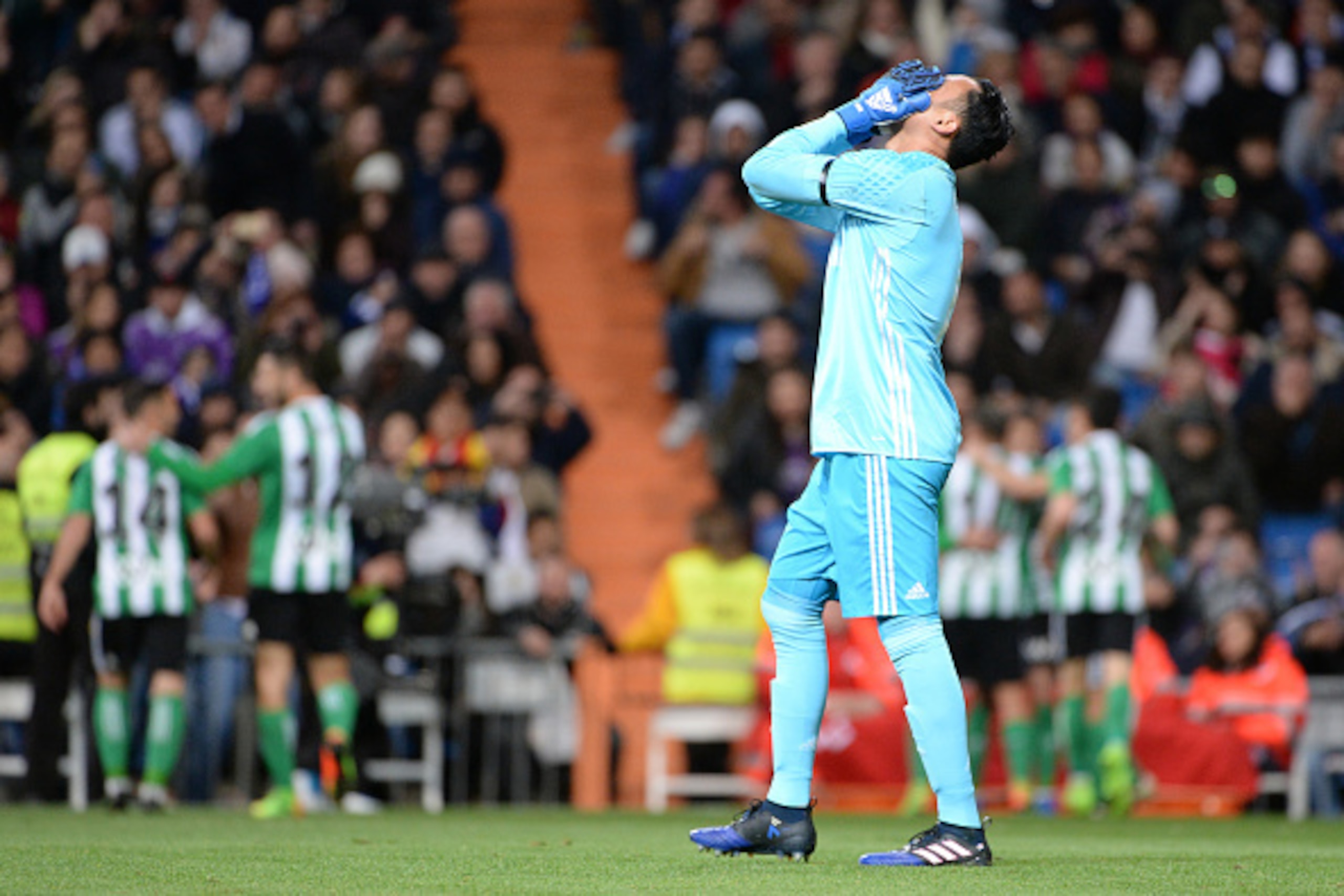 MADRID, SPAIN - MARCH 12:  Keylor Navas of Real Madrid during the La Liga match between Real Madrid CF v Real Betis Balompie at  Santiago Bernabeu on March 12, 2017 in Madrid, Spain. (Photo by Sonia Canada/Getty Images)