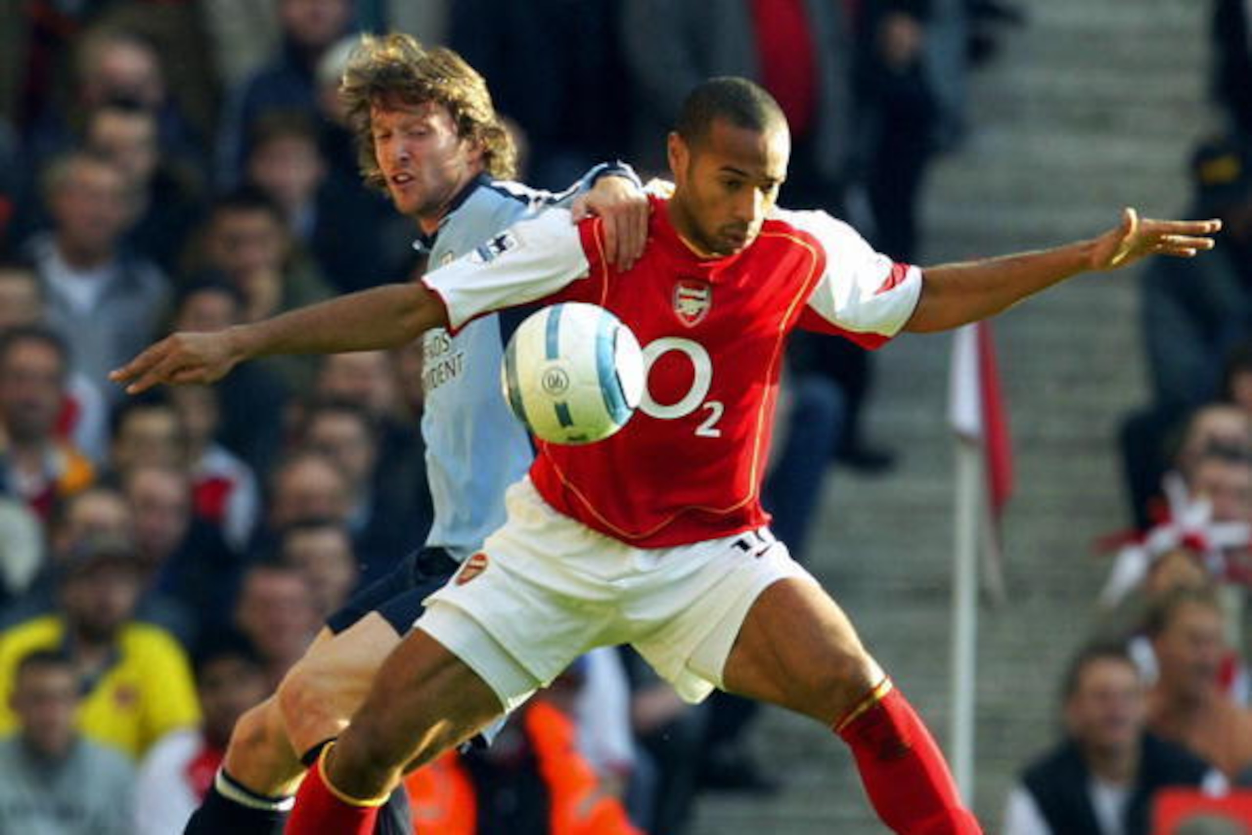 LONDON, UNITED KINGDOM:  Arsenal's Frenchman Thierry Henry (R) fights for the control of the ball next to Southampton's Mikael Nilsson (L) at Highbury in London, 30 October 2004 as part of Barclays premiership football match.     AFP PHOTO     NICOLAS ASF