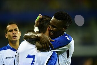 Honduras' player Erick Andino (L) celebrates his goal against Ecuador with teammate Rubilio Castillo during a friendly football match at George Capwell stadium in Guayaquil, Ecuador on February 22, 2017. / AFP / RODRIGO BUENDIA        (Photo credit should