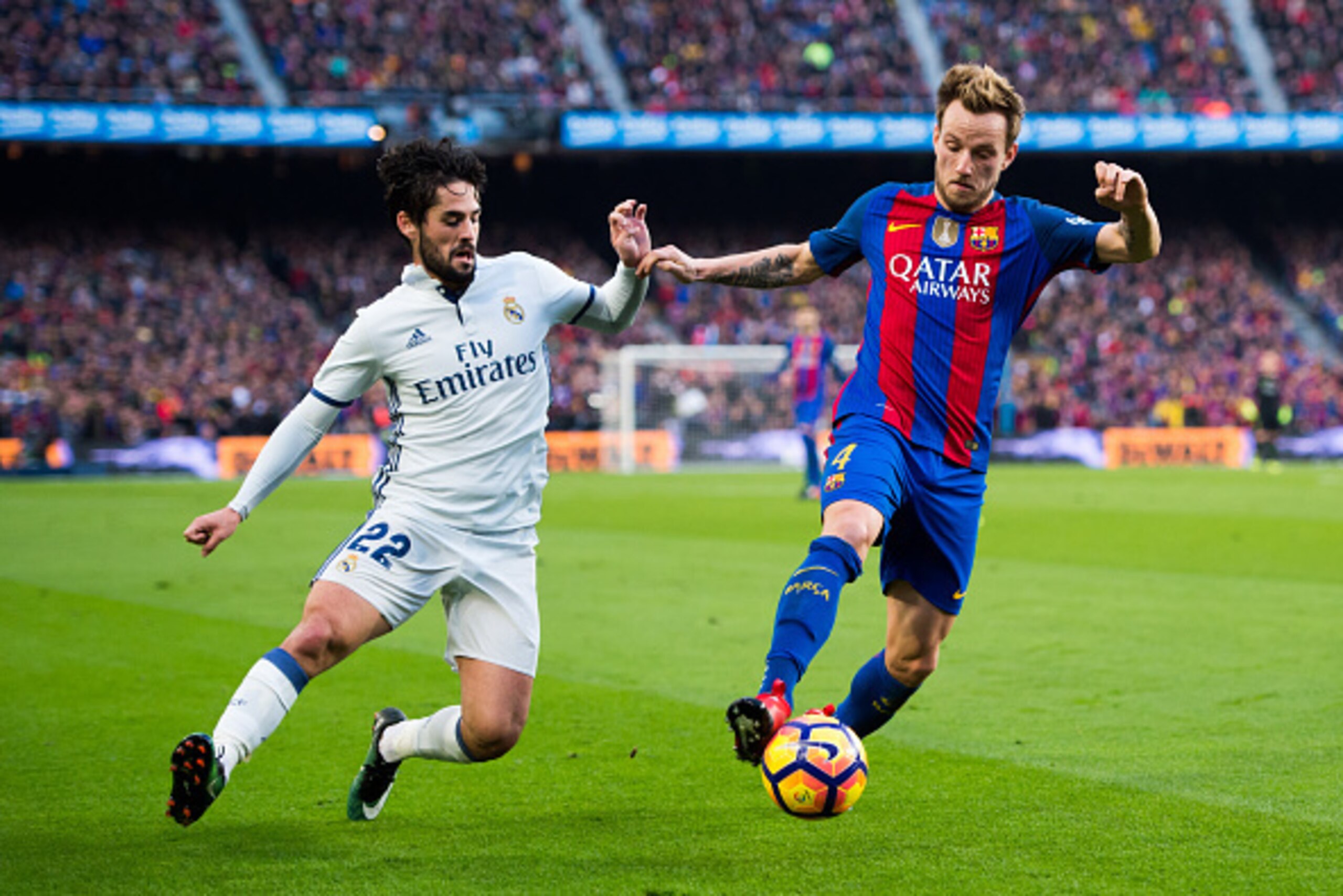 BARCELONA, SPAIN - DECEMBER 03:  Francisco Alarcon 'Isco' (L) of Real Madrid CF and Ivan Rakitic (R) of FC Barcelona compete for the ball during the La Liga match between FC Barcelona and Real Madrid CF at Camp Nou stadium on December 3, 2016 in Barcelona