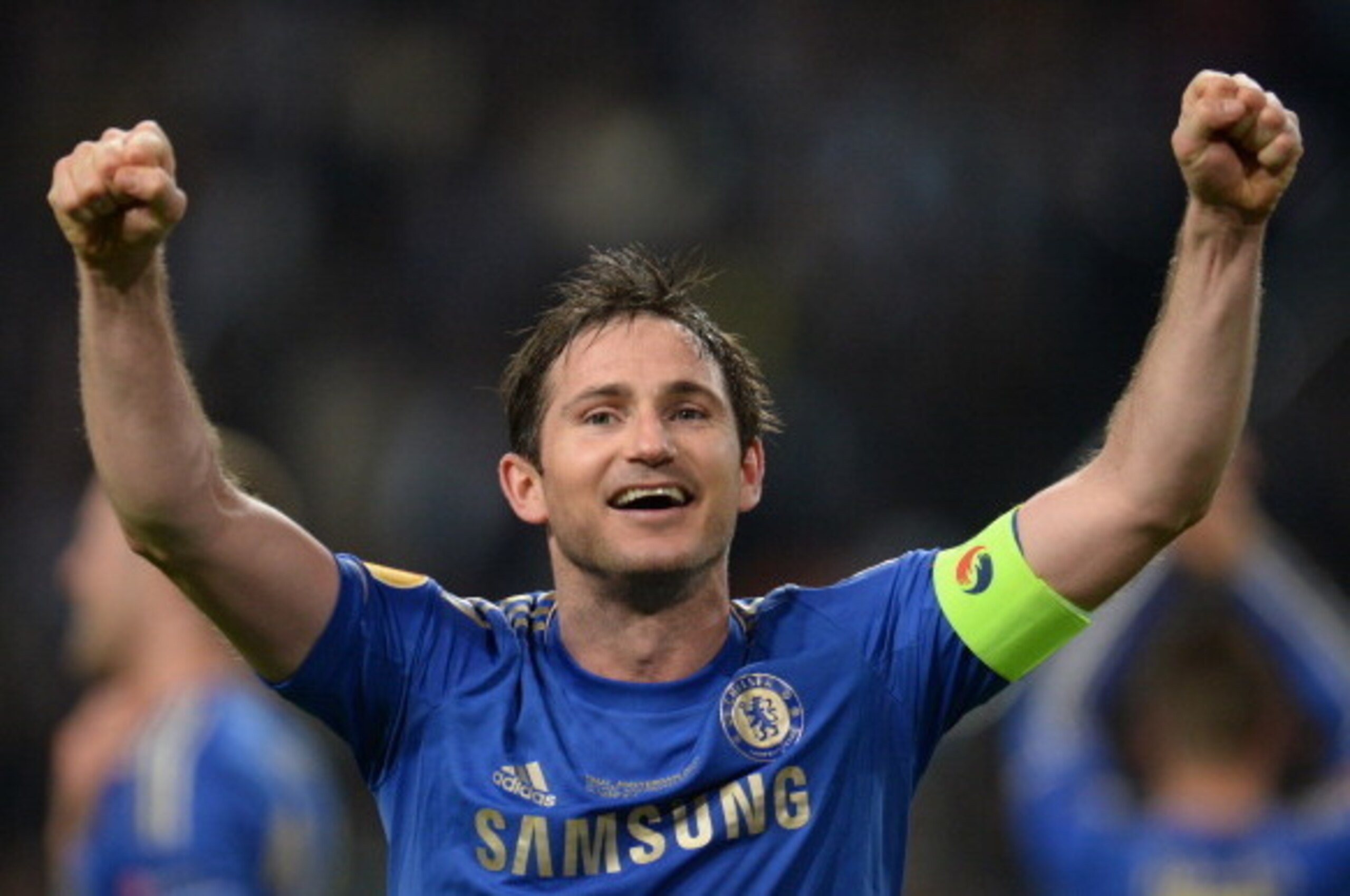 Chelsea's English midfielder Frank Lampard celebrates after winning the UEFA Europa League final football match between Benfica and Chelsea on May 15, 2013 at Amsterdam ArenA in Amsterdam. Chelsea won 2-1.   AFP PHOTO / PATRIK STOLLARZ        (Photo credi