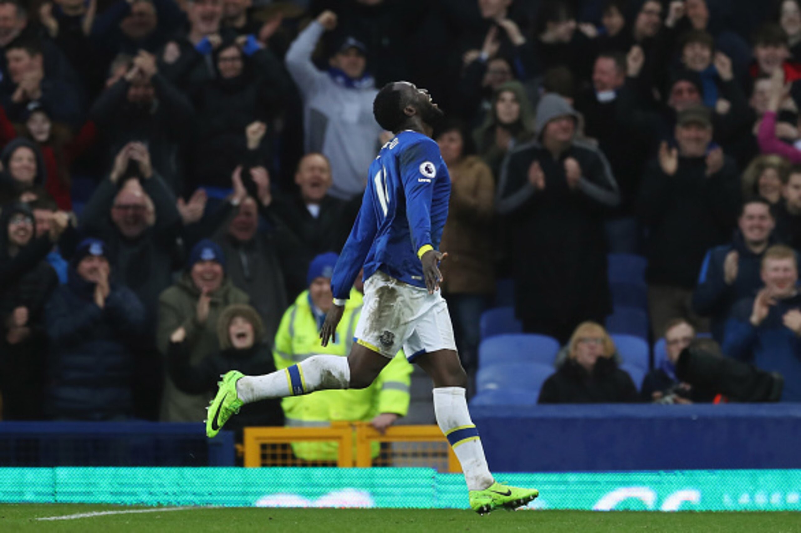 LIVERPOOL, ENGLAND - MARCH 18:  Romelu Lukaku of Everton celebrates with fans as he scores their fourth goal during the Premier League match between Everton and Hull City at Goodison Park on March 18, 2017 in Liverpool, England.  (Photo by Mark Robinson/G