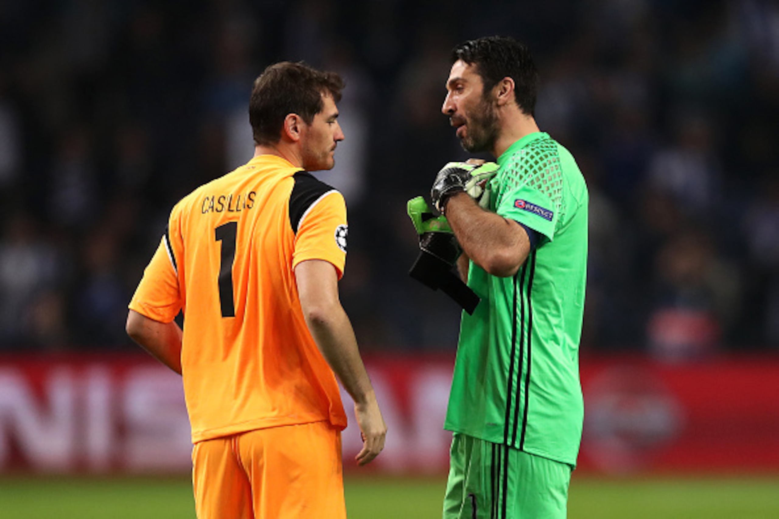 PORTO, PORTUGAL - FEBRUARY 22: Gianluigi Buffon (R) of Juventus and Iker Casillas of FC Porto speak at the end of the UEFA Champions League Round of 16 first leg match between FC Porto and Juventus at Estadio do Dragao on February 22, 2017 in Porto, Portu