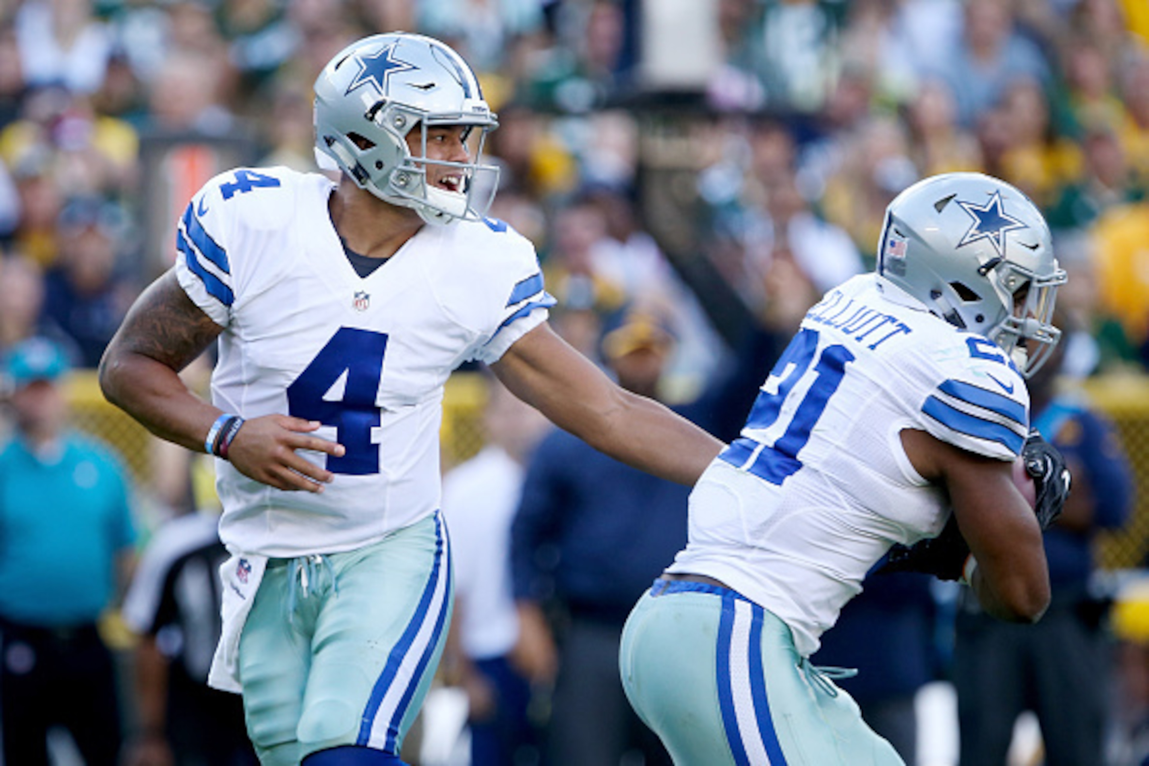 GREEN BAY, WI - OCTOBER 16: Dak Prescott #4 of the Dallas Cowboys hands the ball off to Ezekiel Elliott #21 in the second quarter against the Green Bay Packers at Lambeau Field on October 16, 2016 in Green Bay, Wisconsin. (Photo by Dylan Buell/Getty Image