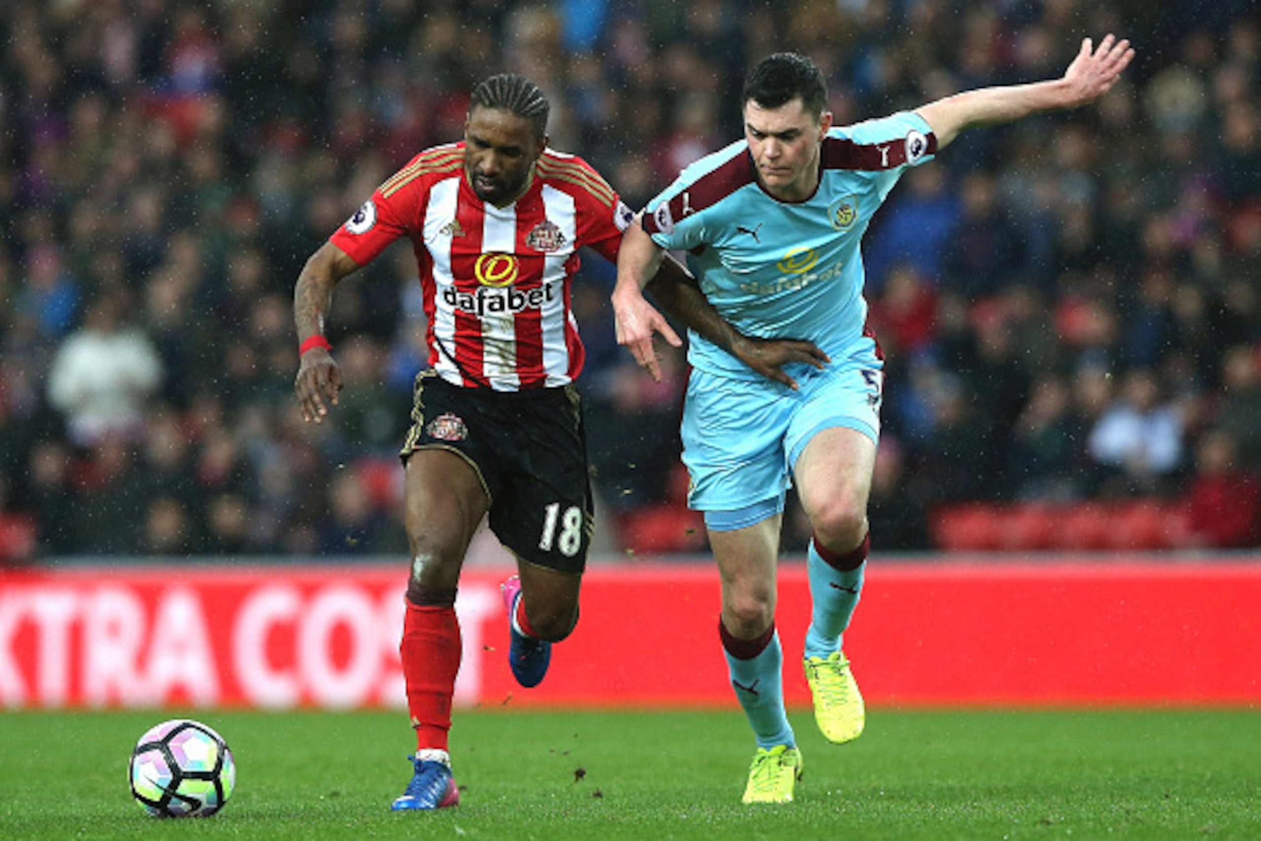 SUNDERLAND, ENGLAND - MARCH 18: Jermain Defoe of Sunderland (L) and Michael Keane of Burnley (R) battle for possession during the Premier League match between Sunderland and Burnley at Stadium of Light on March 18, 2017 in Sunderland, England. (Photo by SUNDERLAND, ENGLAND - MARCH 18: Jermain Defoe of Sunderland (L) and Michael Keane of Burnley (R) battle for possession during the Premier League match between Sunderland and Burnley at Stadium of Light on March 18, 2017 in Sunderland, England. (Photo by