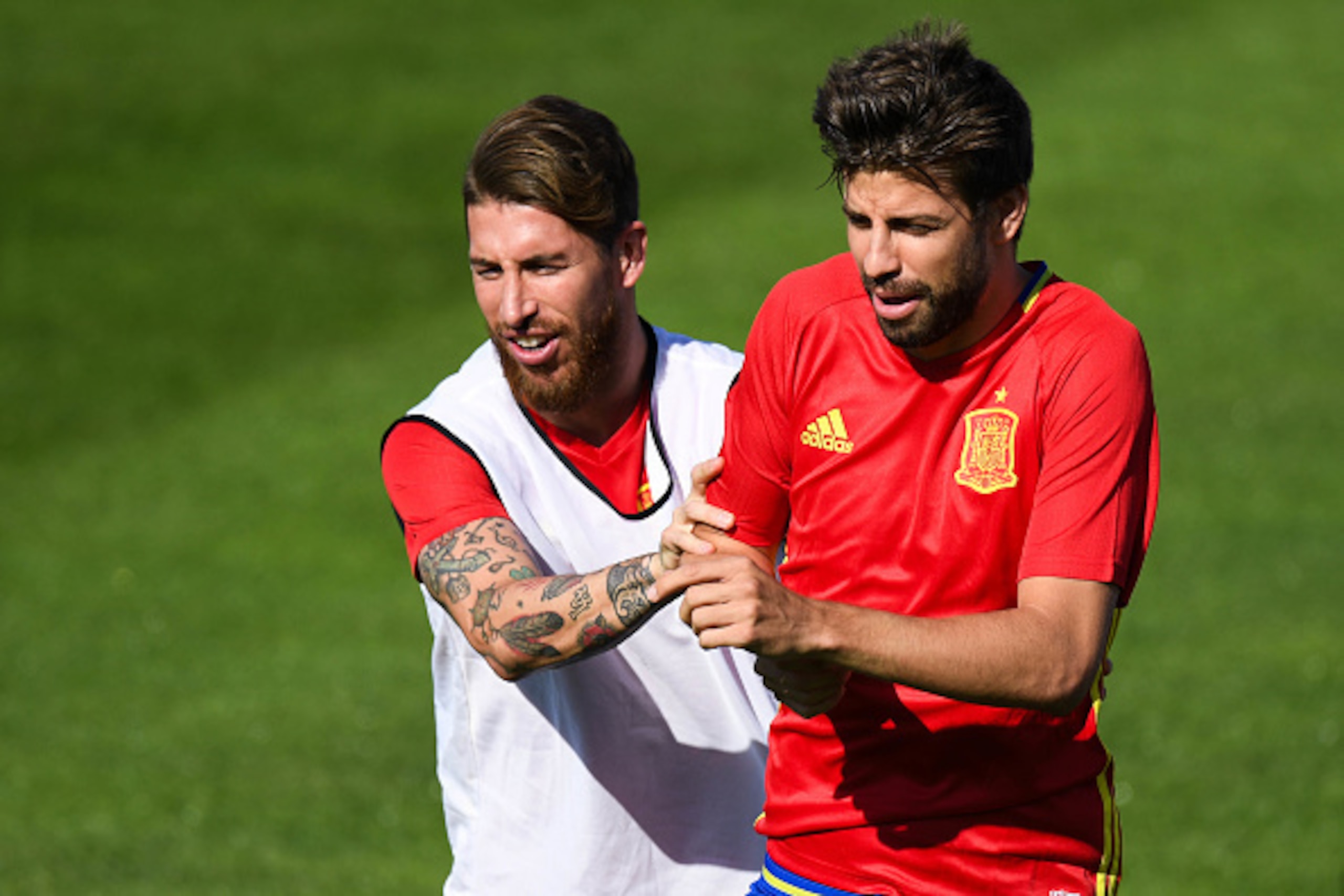 LA ROCHELLE, FRANCE - JUNE 24:  Sergio Ramos (L) and Gerard Pique of Spain share a joke during a training session at Complexe Sportif Marcel Gaillard on June 24, 2016 in La Rochelle, France.  (Photo by David Ramos/Getty Images)