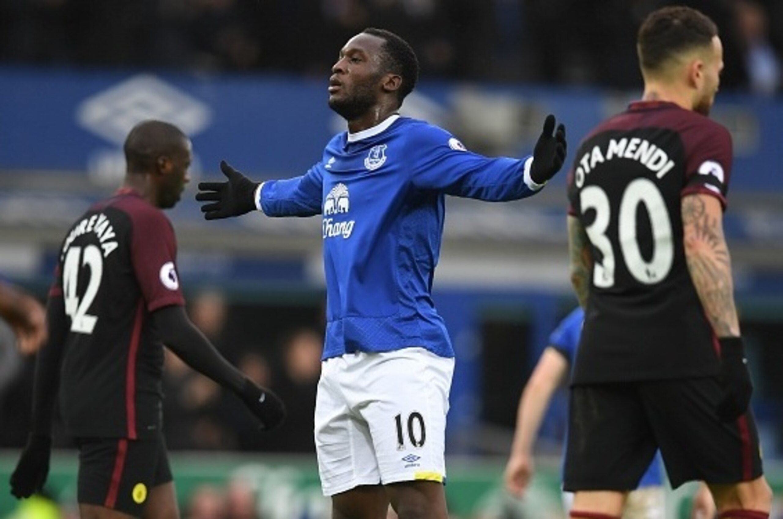 Everton's Belgian striker Romelu Lukaku (C) celebrates after scoring the opening goal of the English Premier League football match between Everton and Manchester City at Goodison Park in Liverpool, north-west England on January 15, 2017. / AFP / Paul ELLI Everton's Belgian striker Romelu Lukaku (C) celebrates after scoring the opening goal of the English Premier League football match between Everton and Manchester City at Goodison Park in Liverpool, north-west England on January 15, 2017. / AFP / Paul ELLI