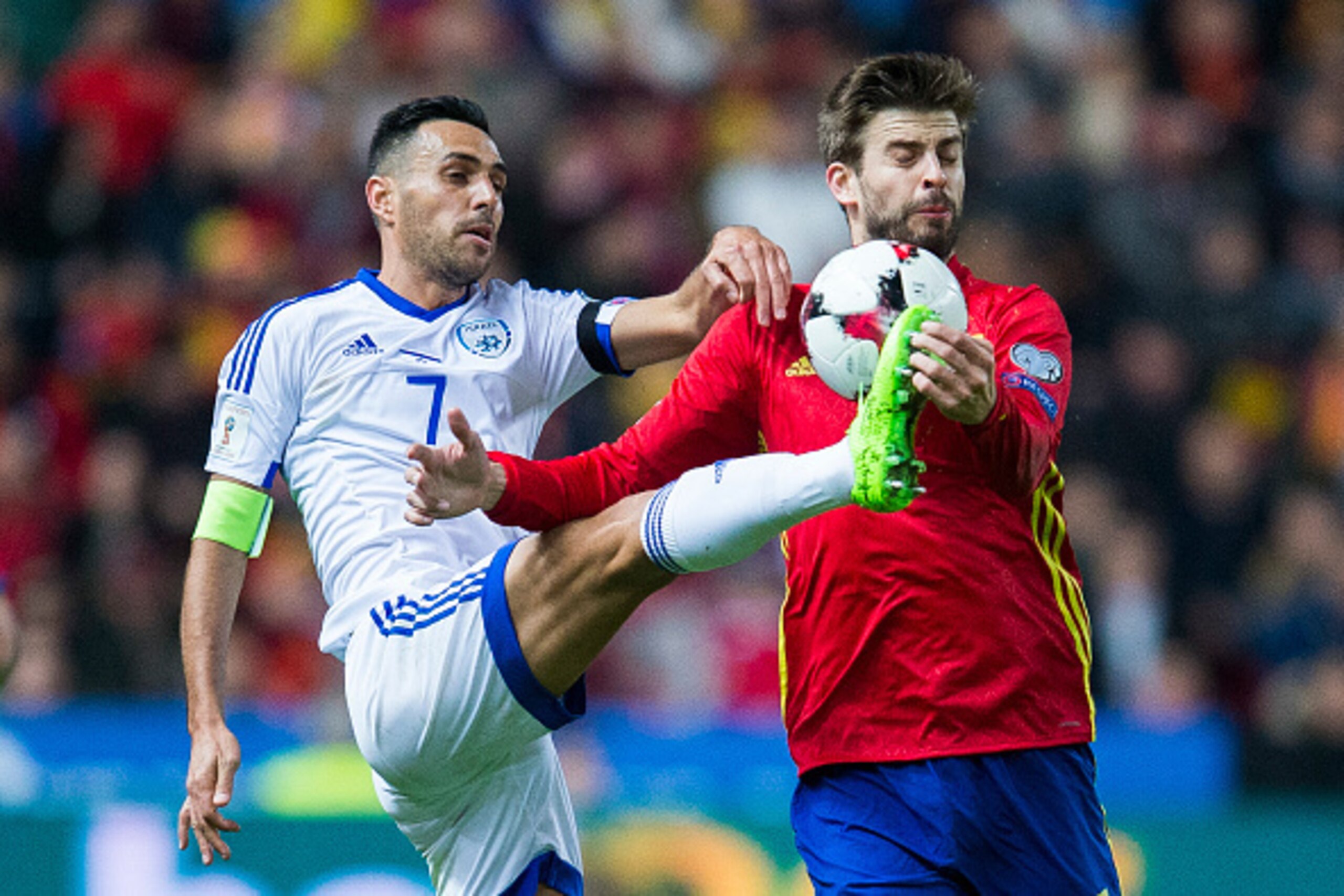GIJON, SPAIN - MARCH 24: Gerard Pique  of Spain duels for the ball with Eran Zahavi of Israel during the FIFA 2018 World Cup Qualifier between Spain and Israel at Estadio El Molinon on March 24, 2017 in Gijon, Spain.  (Photo by Juan Manuel Serrano Arce/Ge