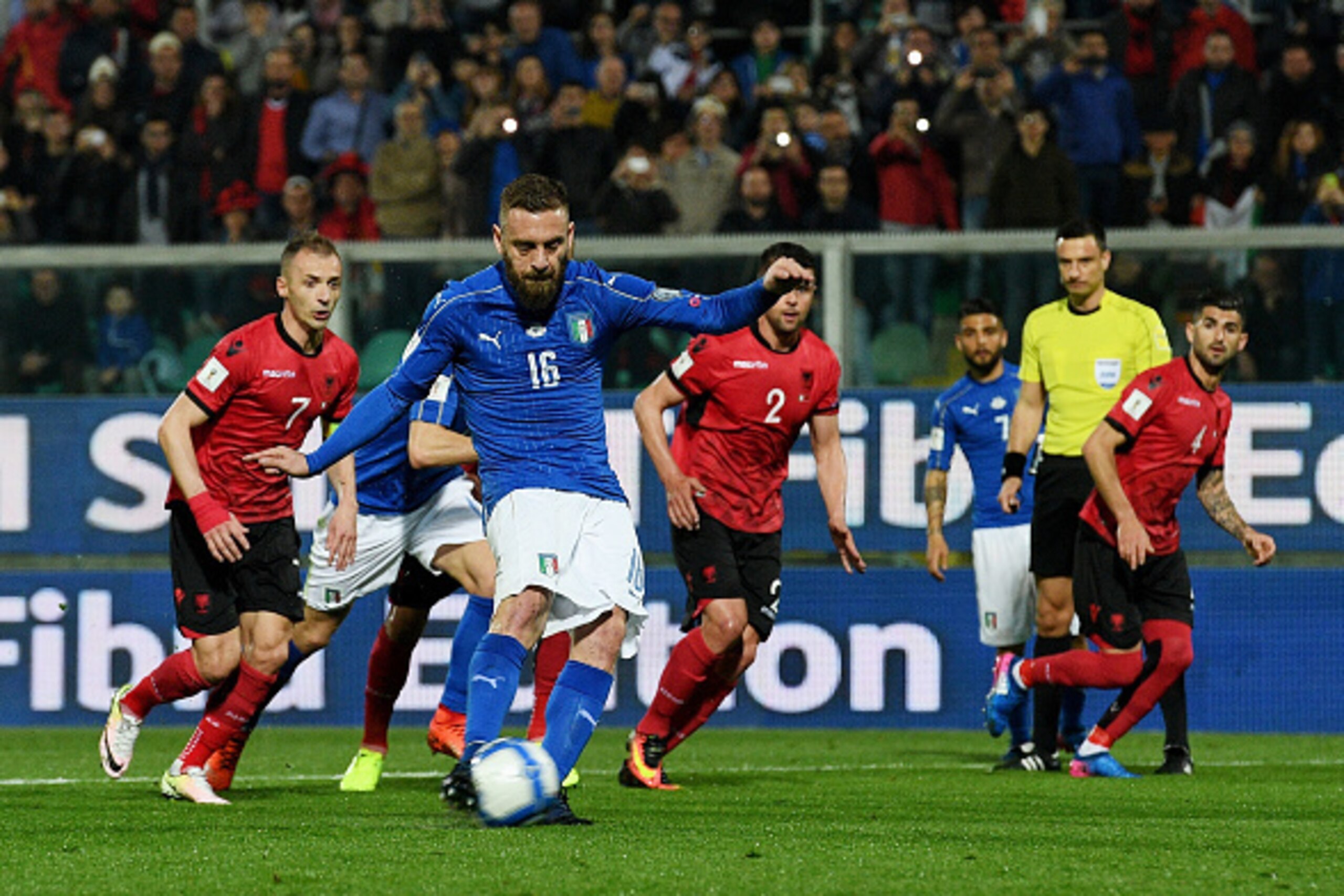 PALERMO, ITALY - MARCH 24:  Daniele De Rossi scores a penalty kick during the FIFA 2018 World Cup Qualifier between Italy and Albania at Stadio Renzo Barbera on March 24, 2017 in Palermo.(Photo by Claudio Villa/Getty Images)