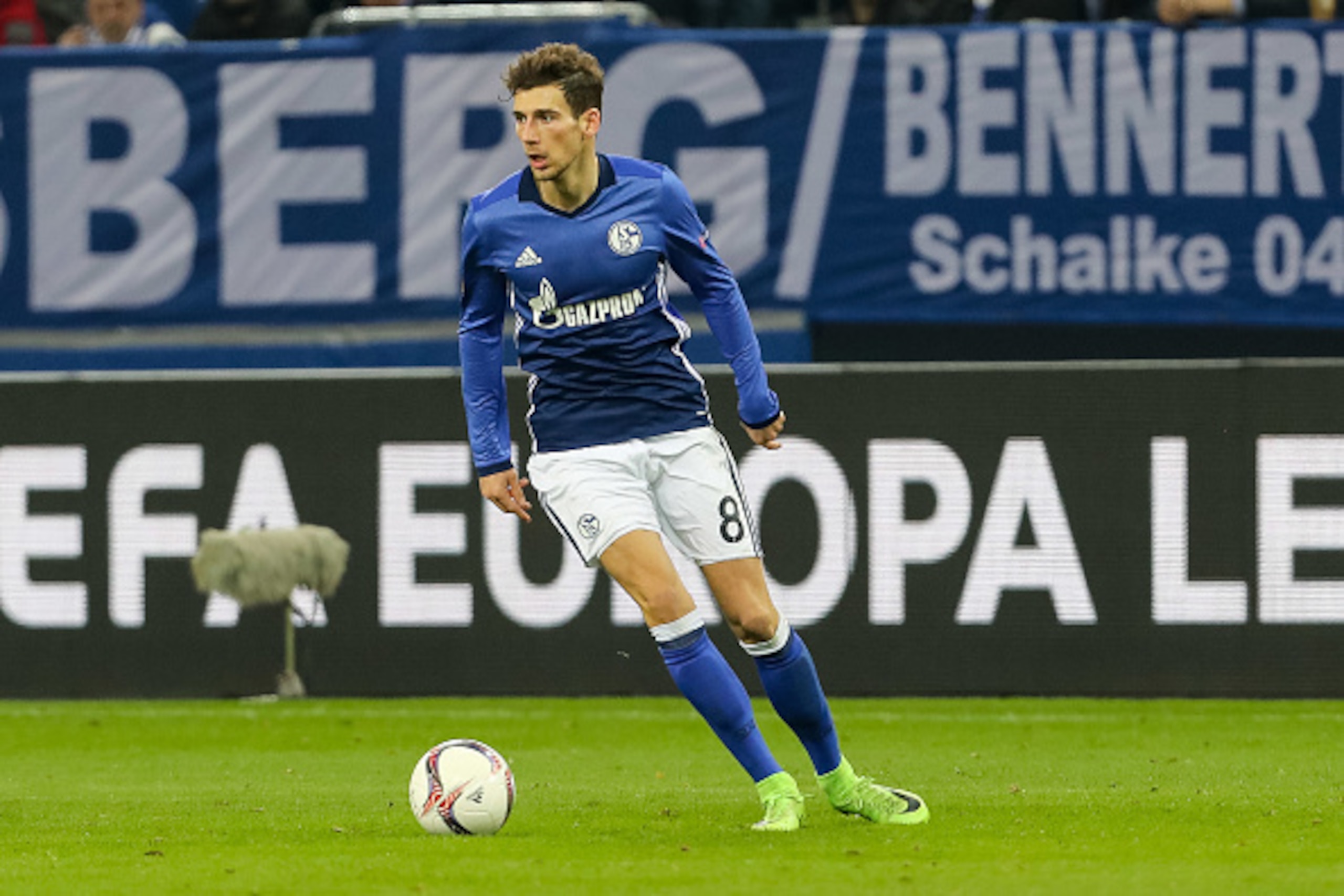 GELSENKIRCHEN, GERMANY - MARCH 09: Leon Goretzka of Schalke controls the ball during the UEFA Europa League Round of 16 first leg match between FC Schalke 04 and Borussia Moenchengladbach at Veltins-Arena on March 9, 2017 in Gelsenkirchen, Germany. (Photo