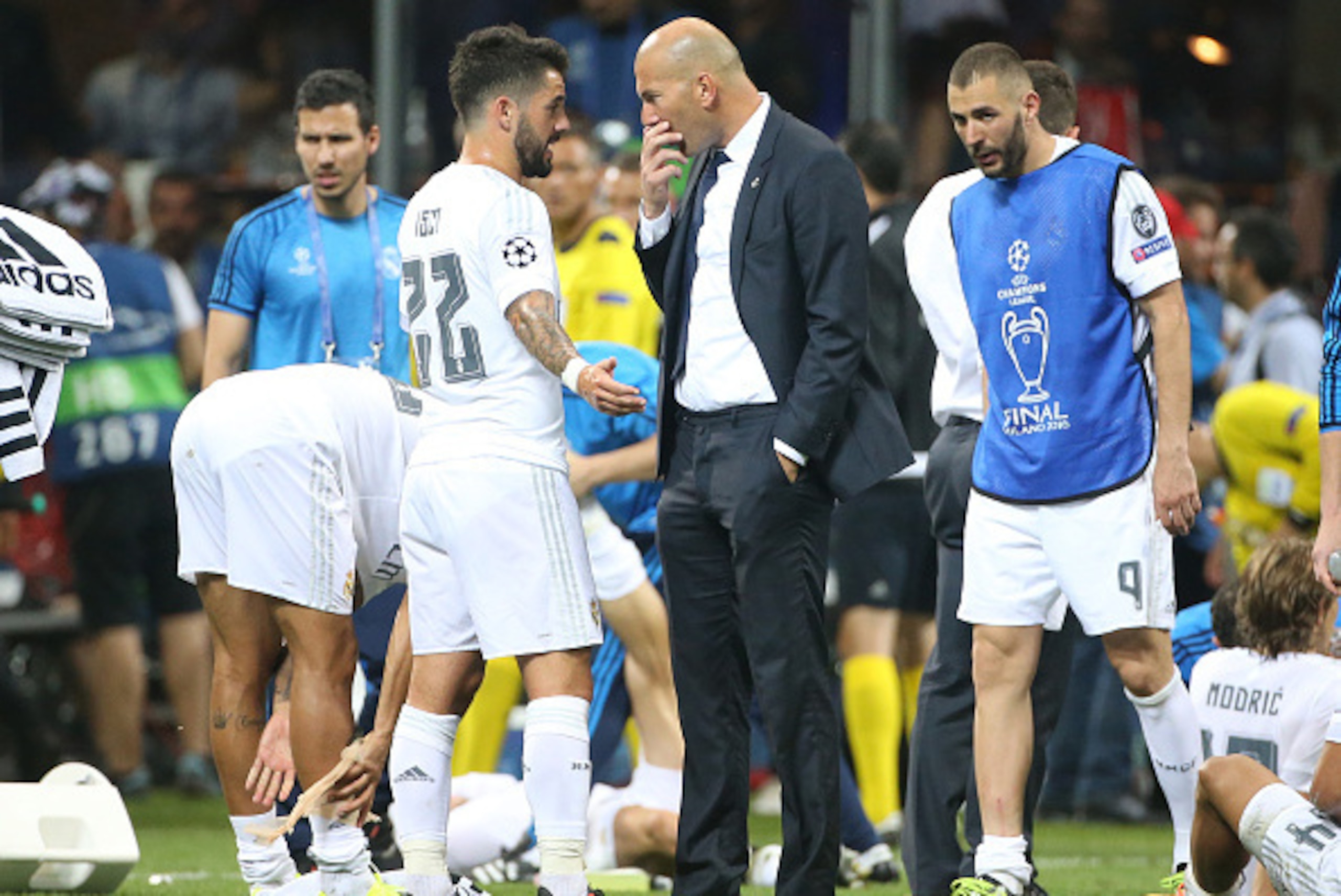 MILAN, ITALY - MAY 28: Coach of Real Madrid Zinedine Zidane chats with Isco during the UEFA Champions League final between Real Madrid and Club Atletico Madrid at Stadio Giuseppe Meazza, San Siro on May 28, 2016 in Milan, Italy. (Photo by Jean Catuffe/Get