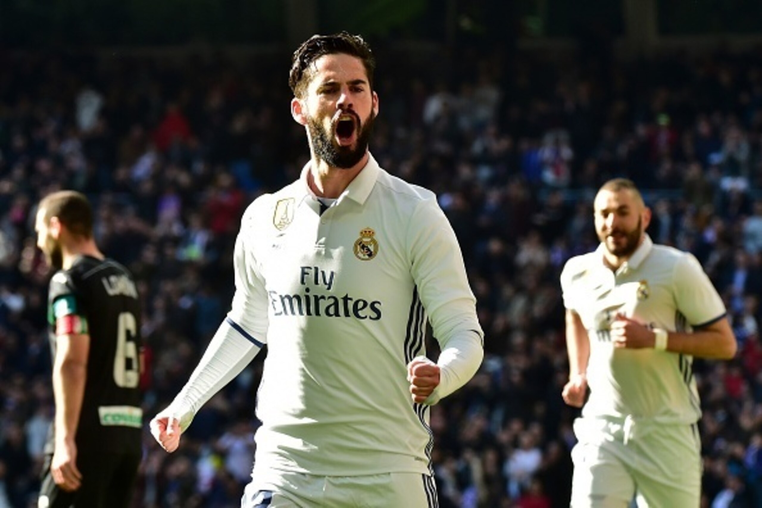 Real Madrid's midfielder Isco celebrates after scoring during the Spanish league football match Real Madrid CF vs Granada FC at the Santiago Bernabeu stadium in Madrid on January 7, 2017. / AFP / GERARD JULIEN        (Photo credit should read GERARD JULIE