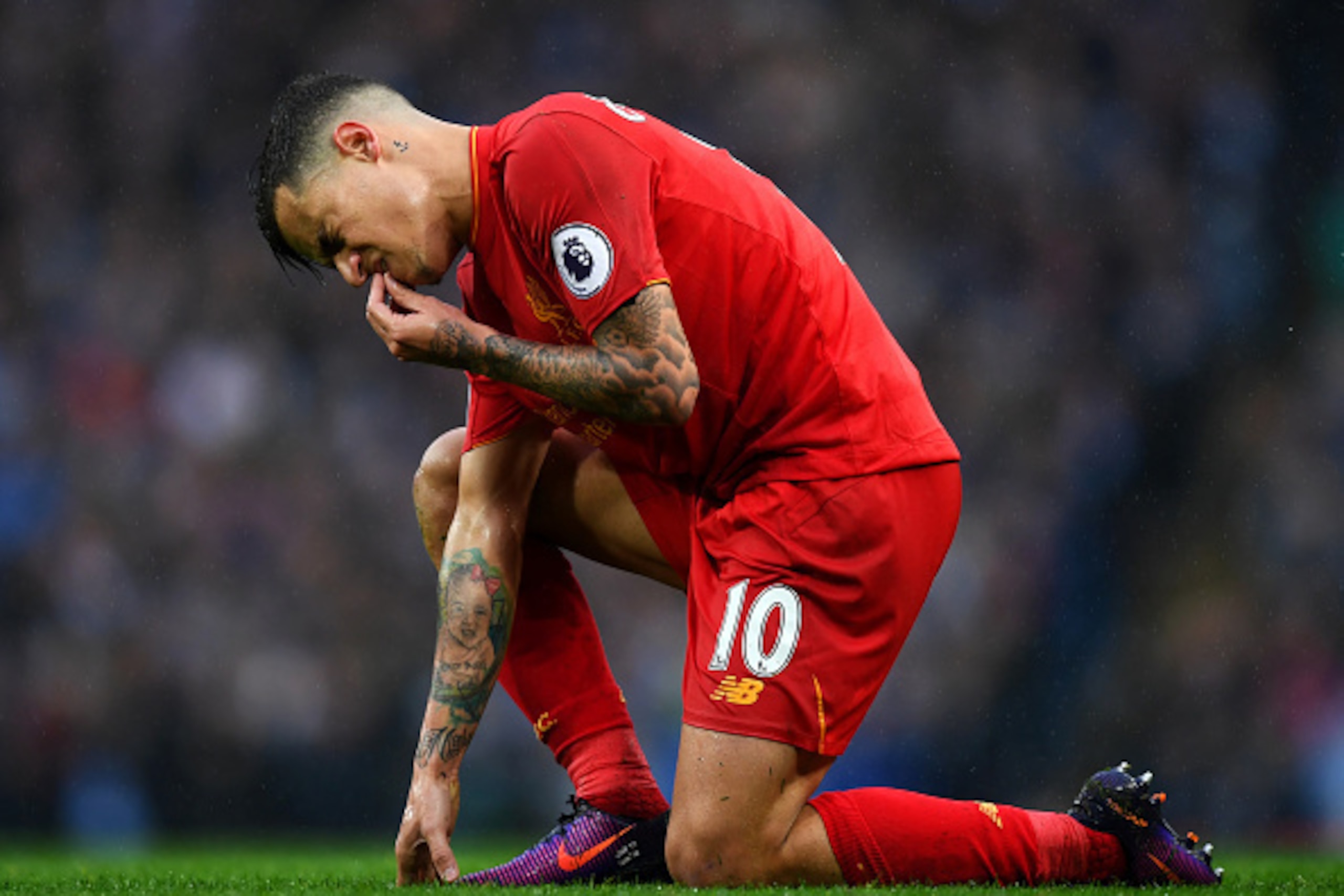 MANCHESTER, ENGLAND - MARCH 19:  Philippe Coutinho of Liverpool goes down injured and holds his mouth during the Premier League match between Manchester City and Liverpool at Etihad Stadium on March 19, 2017 in Manchester, England.  (Photo by Michael Rega