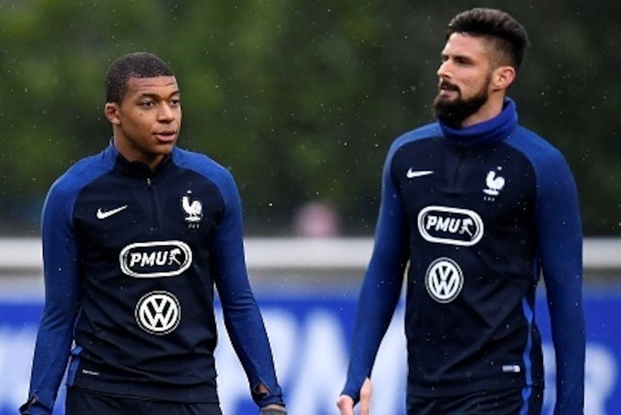 France's forward Kylian Mbappe Lottin (L) and France's forward Olivier Giroud (R) take part in a training session in Clairefontaine on March 23, 2017, near Paris as part of the team's preparation for the upcoming World Cup 2018 qualifiers. / AFP PHOTO / F