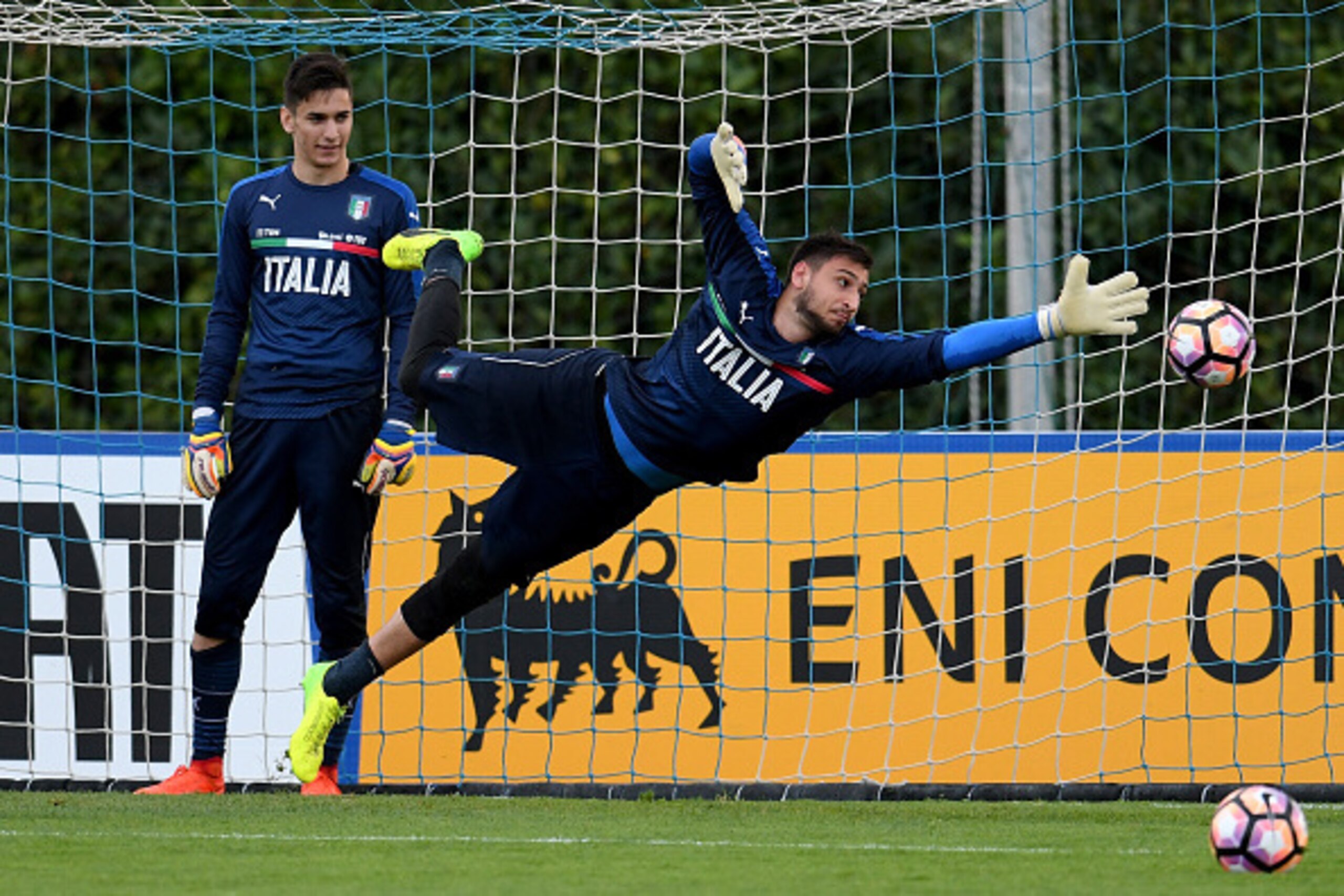 FLORENCE, ITALY - MARCH 25:  Gianluigi Donnarumma of Italy in action during the training session at the club's training ground at Coverciano on March 25, 2017 in Florence, Italy.  (Photo by Claudio Villa/Getty Images)