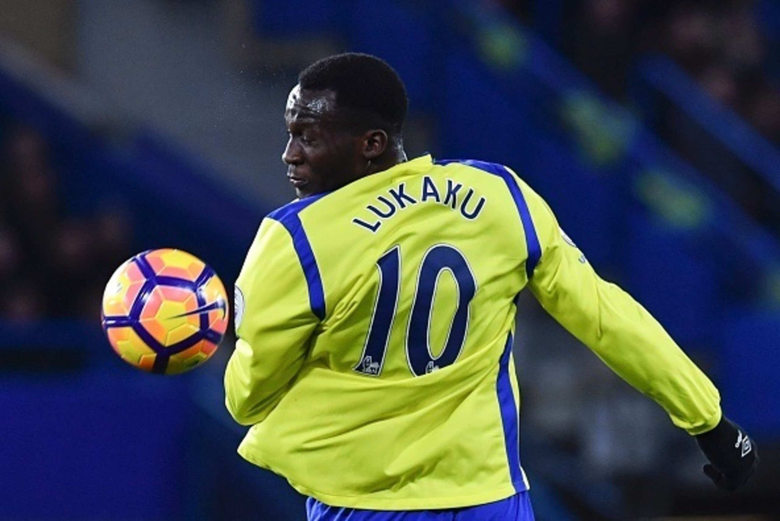 Everton's Belgian striker Romelu Lukaku heads the ball during the English Premier League football match between Chelsea and Everton at Stamford Bridge in London on November 5, 2016. / AFP / Ben STANSALL / RESTRICTED TO EDITORIAL USE. No use with unauthori Everton's Belgian striker Romelu Lukaku heads the ball during the English Premier League football match between Chelsea and Everton at Stamford Bridge in London on November 5, 2016. / AFP / Ben STANSALL / RESTRICTED TO EDITORIAL USE. No use with unauthori