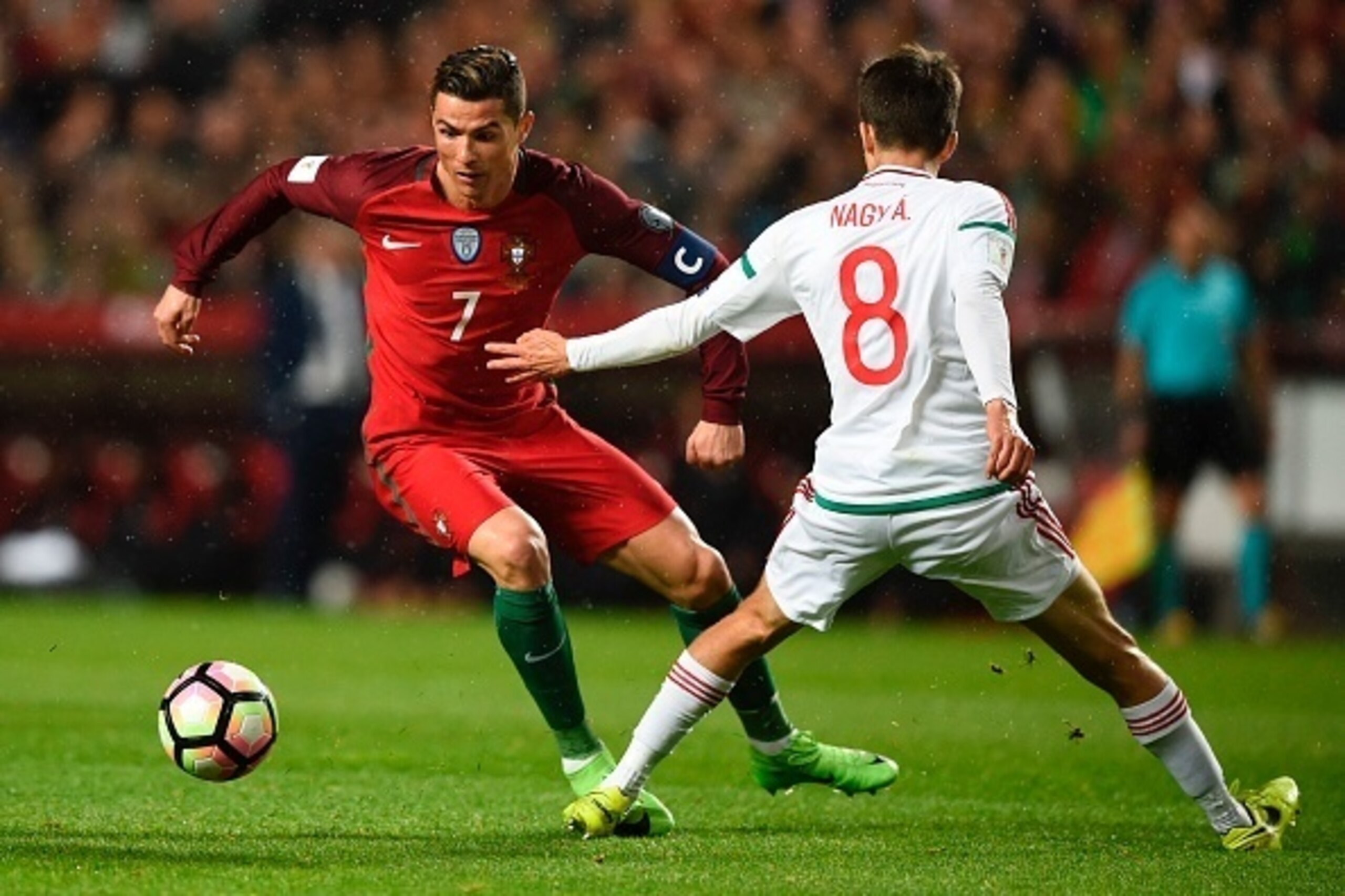 Portugal's forward Cristiano Ronaldo (L) vies with Hungary's midfielder Adam Nagy (R)  during the WC 2018 group B football qualifing match Portugal vs Hungary at the Luz stadium in Lisbon on March 25, 2017. / AFP PHOTO / PATRICIA DE MELO MOREIRA        (P