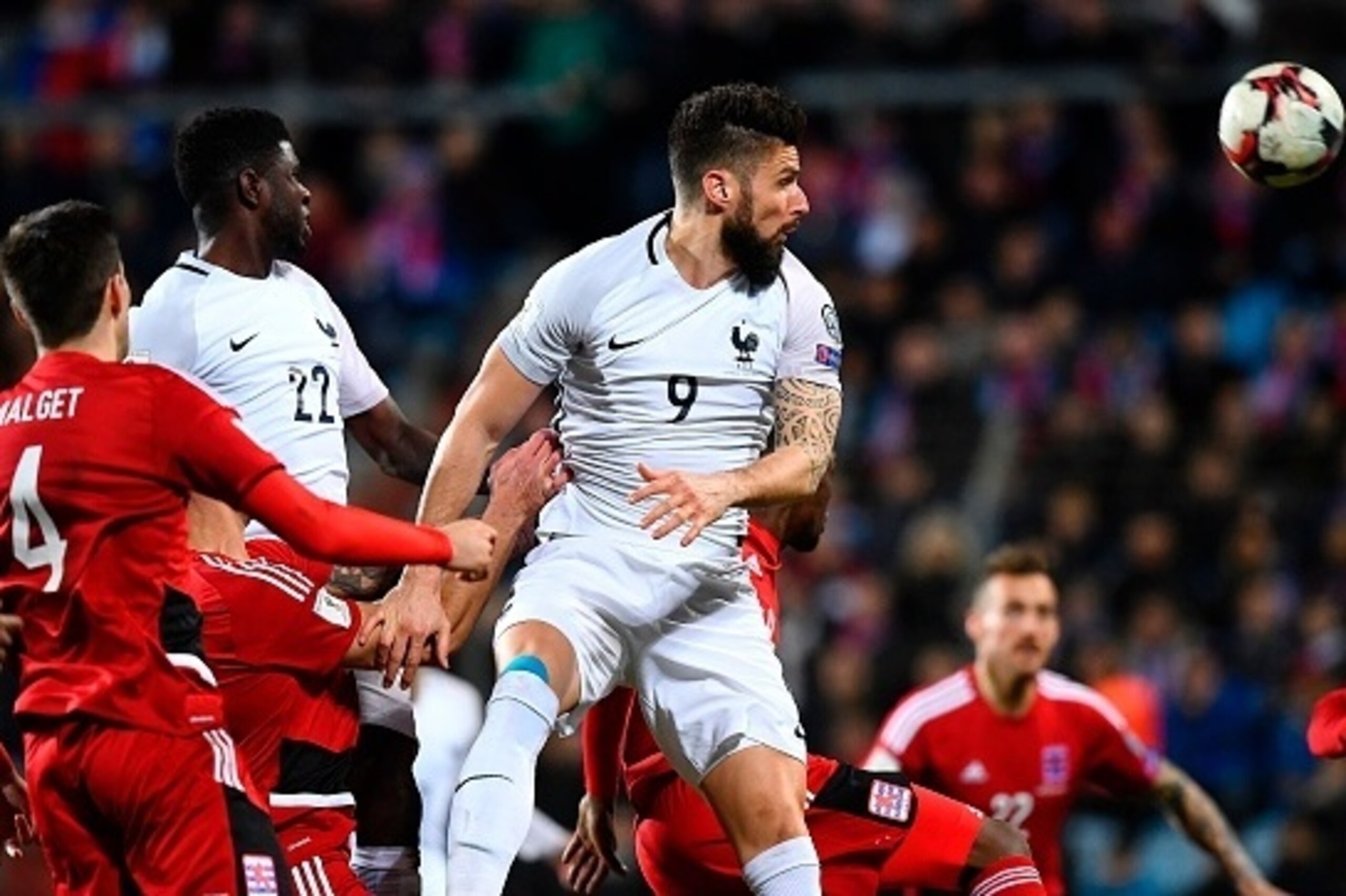France's forward Olivier Giroud (R) heads the ball during the FIFA World Cup 2018 qualifying football match Luxembourg vs France on March 25, 2017 at Josy Bartel stadium in Luxembourg.  / AFP PHOTO / FRANCK FIFE        (Photo credit should read FRANCK FIF